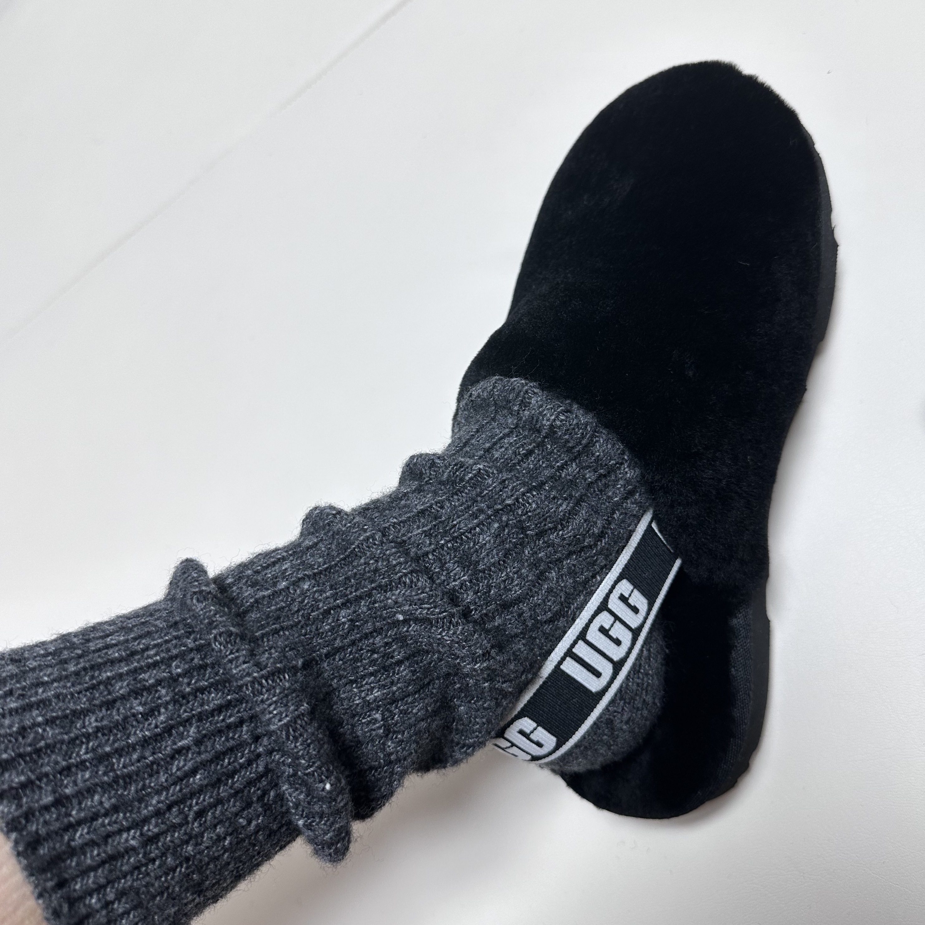 (Kids) UGG Fluff Yeah Clog Black 착용 스타일 - 2