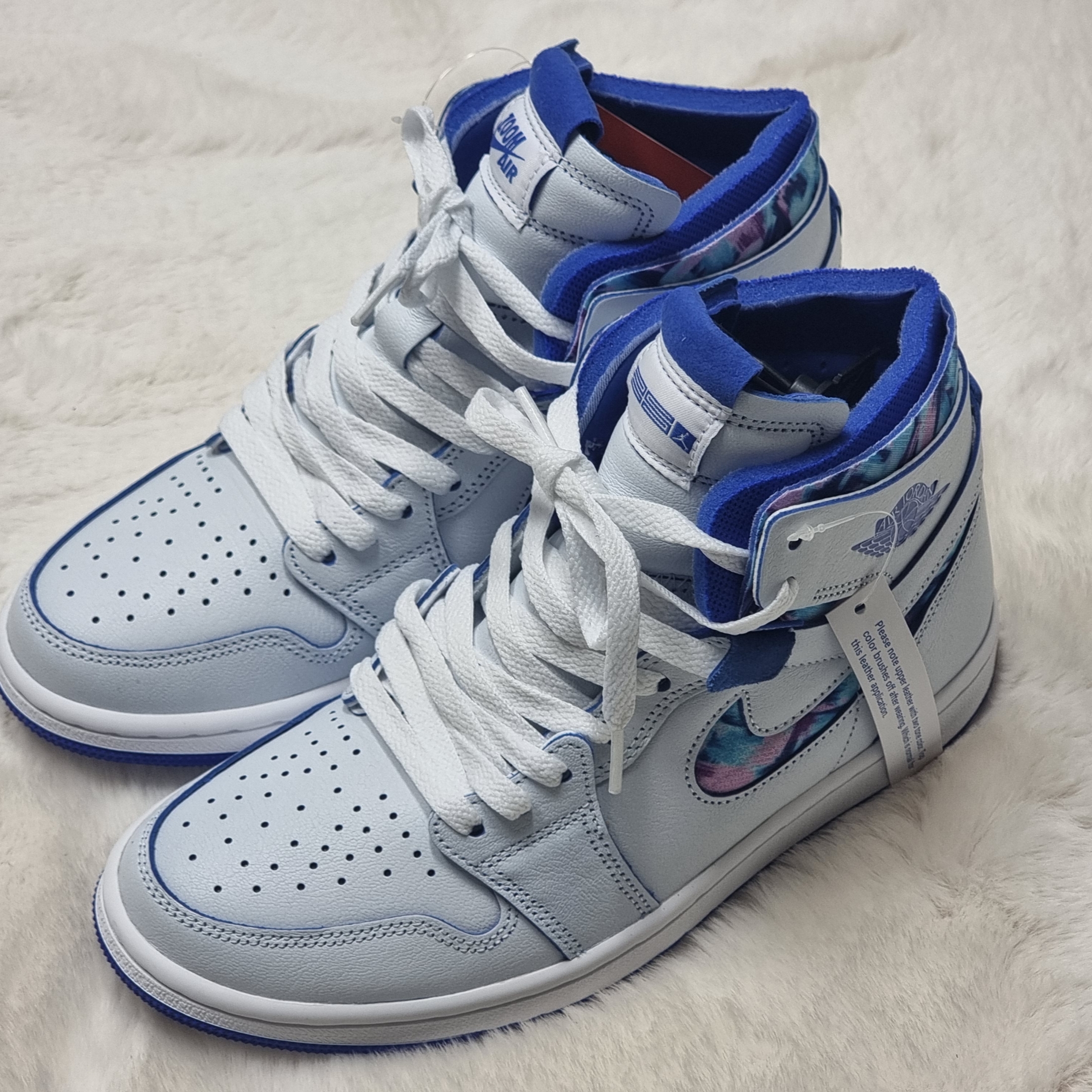 (W) Jordan 1 Zoom Air CMFT White Hyper Royal 착용 스타일 - 1