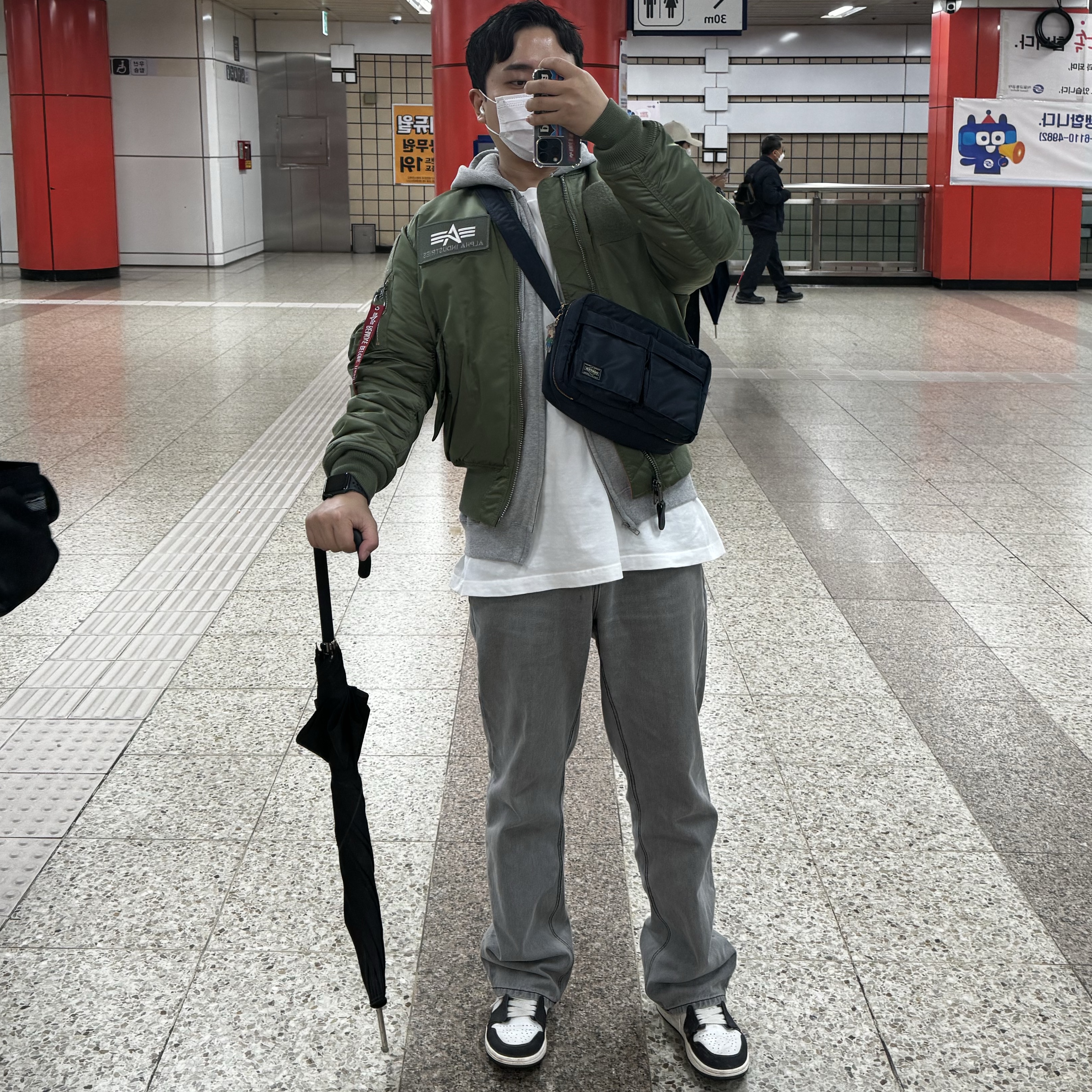 Jordan 1 Retro High OG Volt Gold, Porter Tanker Shoulder Bag S Iron Blue 착용 스타일