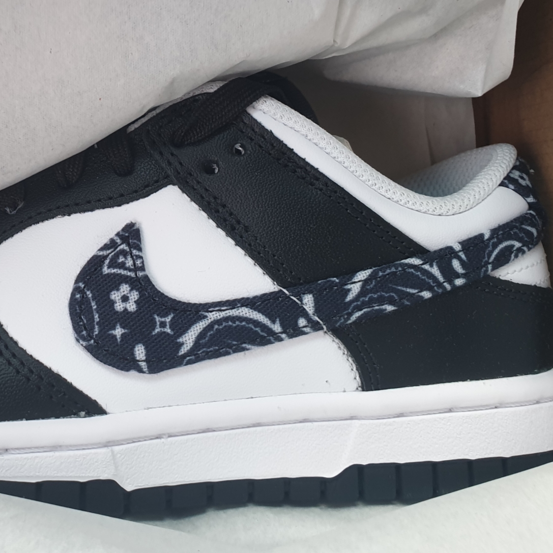 (W) Nike Dunk Low Essential Black Paisley 착용 스타일