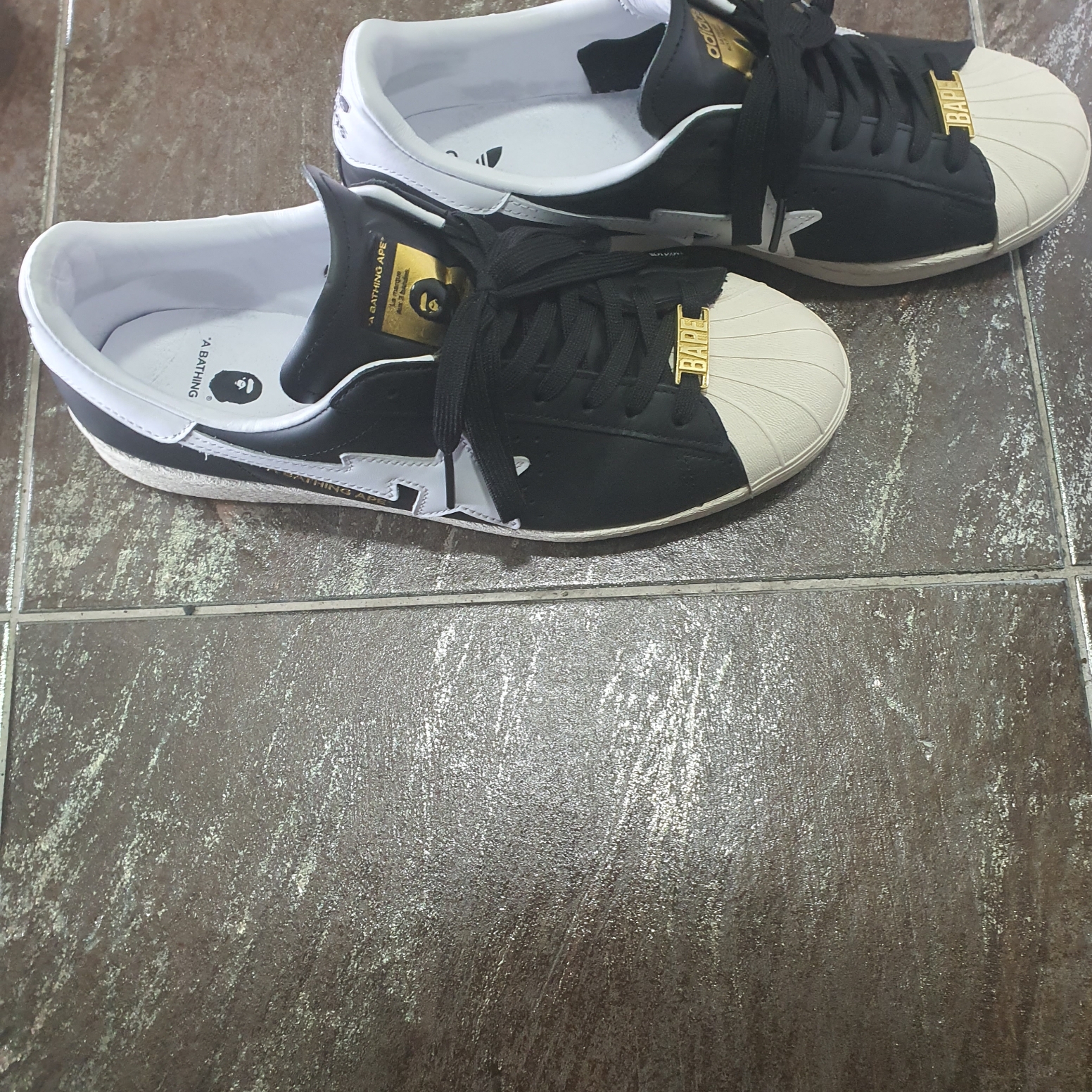 Adidas x BAPE Superstar 80s Core Black Off White 착용 스타일 - 4