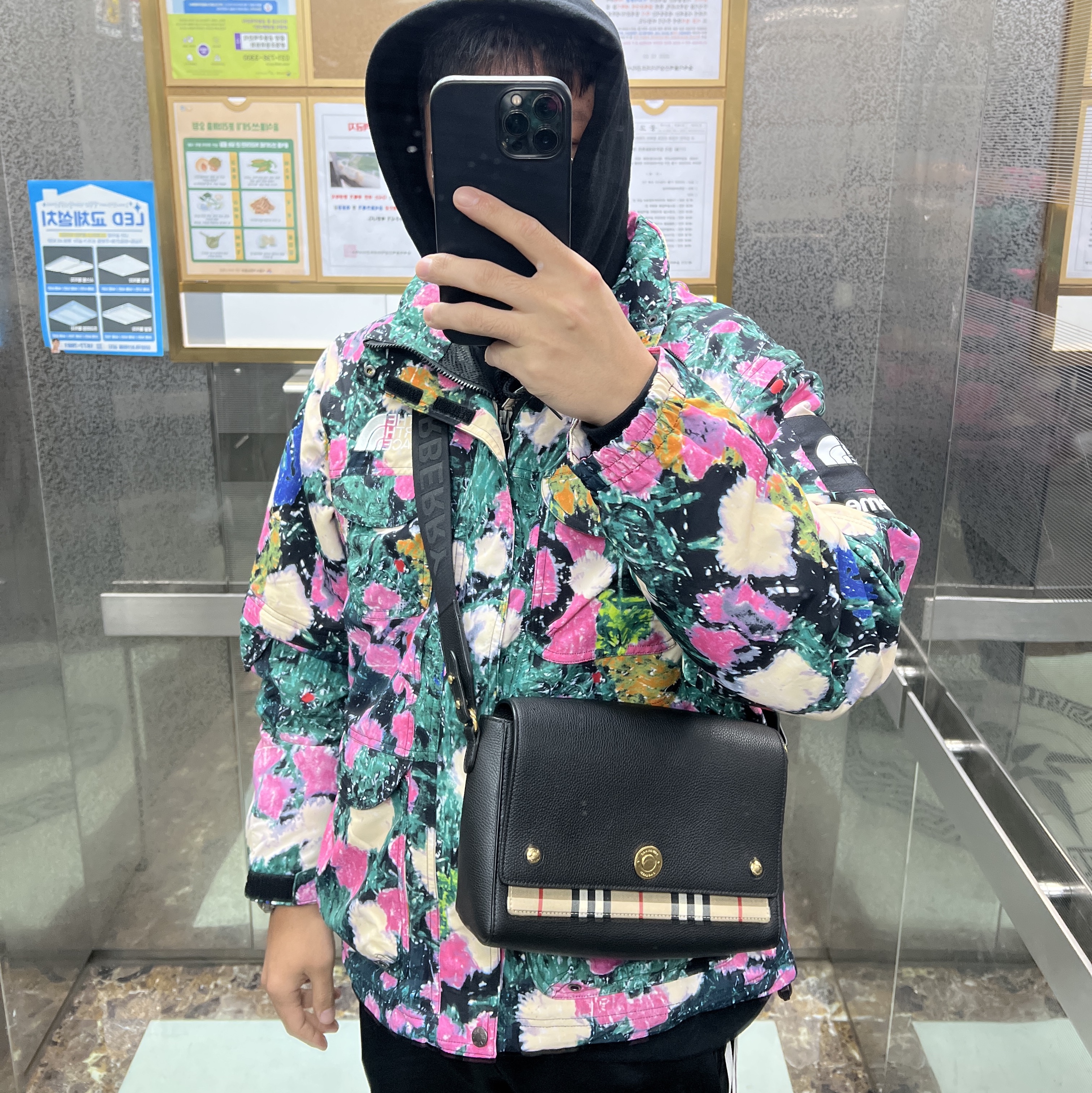 Supreme x The North Face Trekking Convertible Jacket Flowers - 22SS 착용 스타일