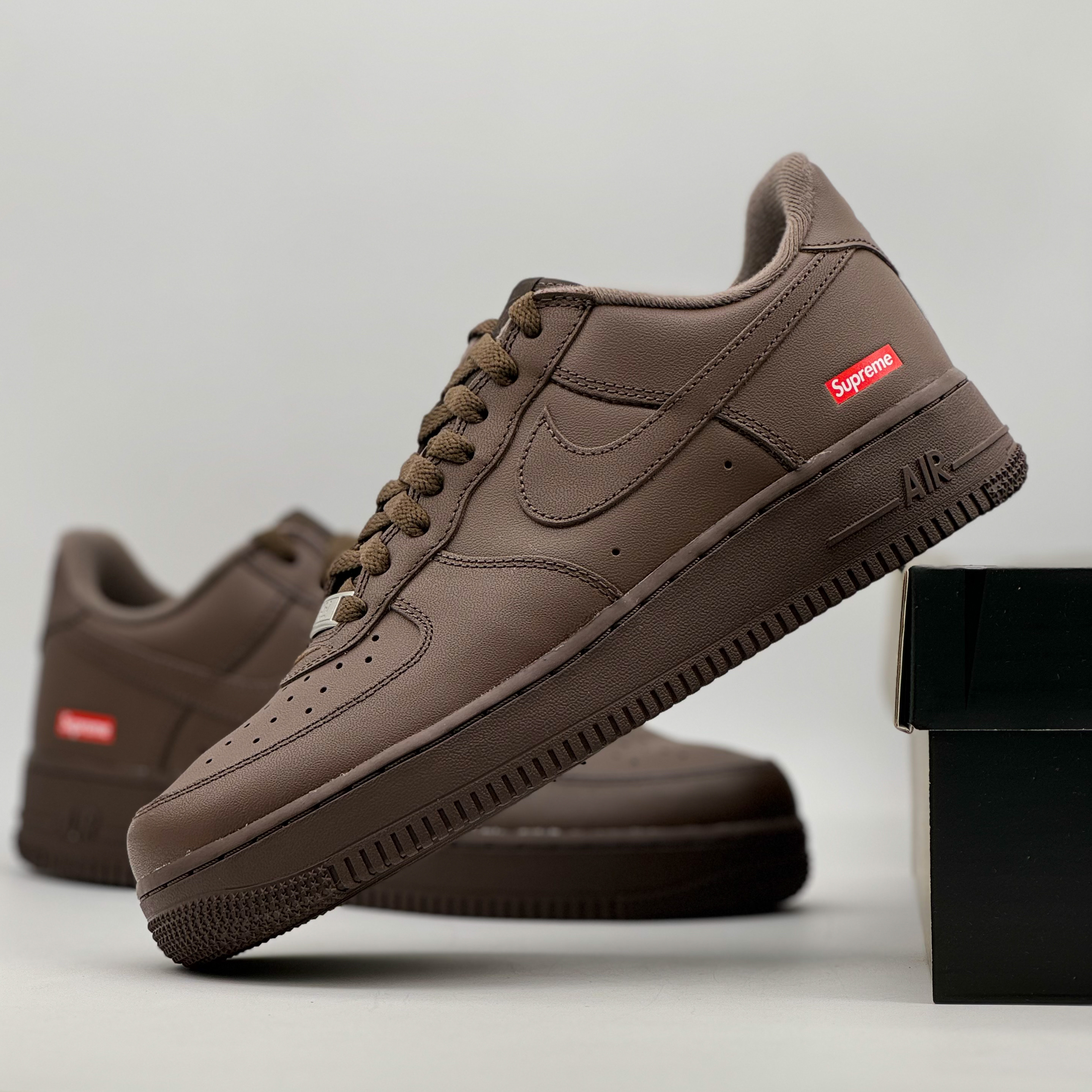 Nike x Supreme Air Force 1 Low Baroque Brown 착용 스타일 - 6
