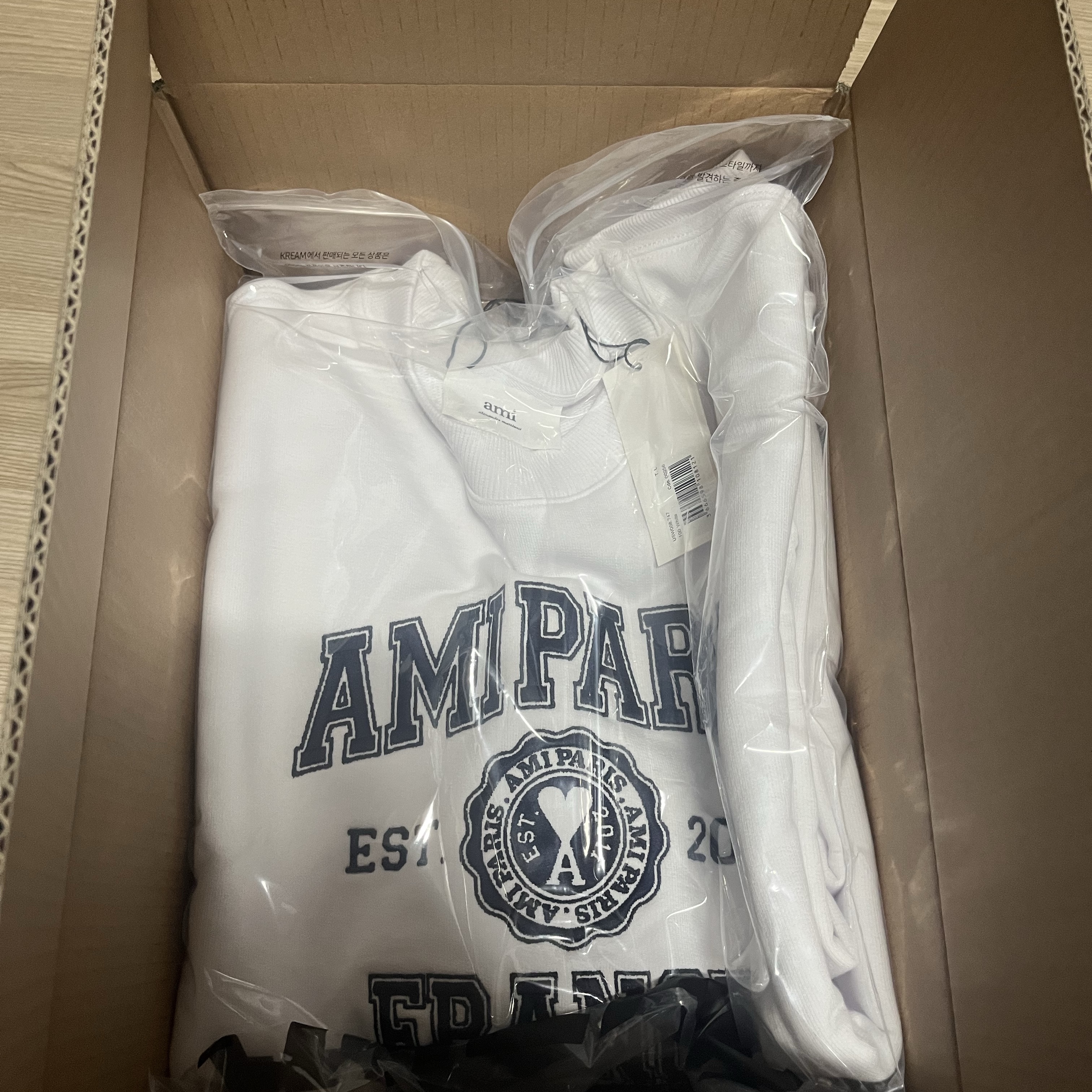 Ami Paris France Crewneck Sweatshirt White 착용 스타일
