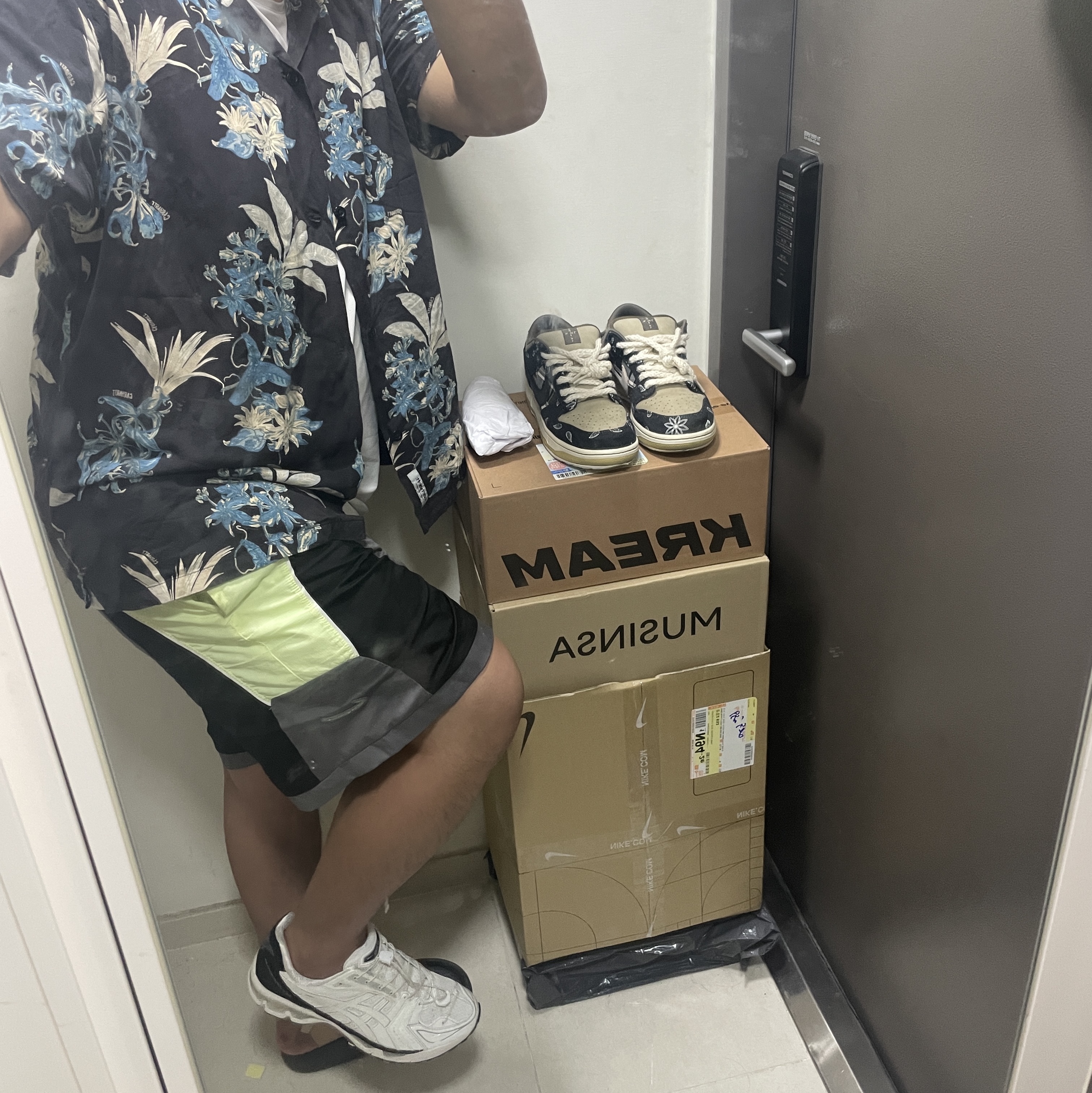Asics x Unaffected Gel-Kayano 14 Galaxy White, Nike x Travis Scott SB Dunk Low 착용 스타일