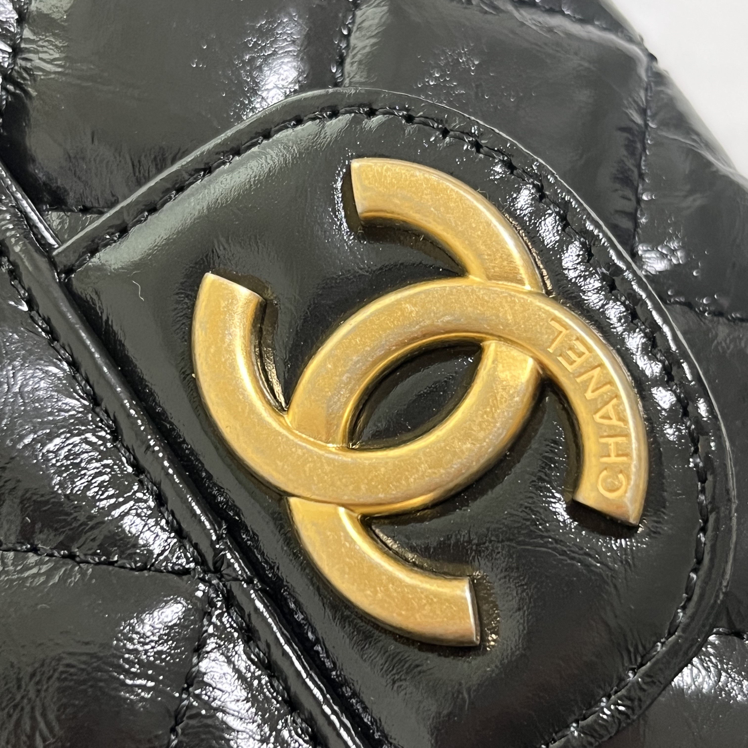 Chanel Hobo Handbag Shiny Crumpled Calfskin & Gold Black 착용 스타일 - 3