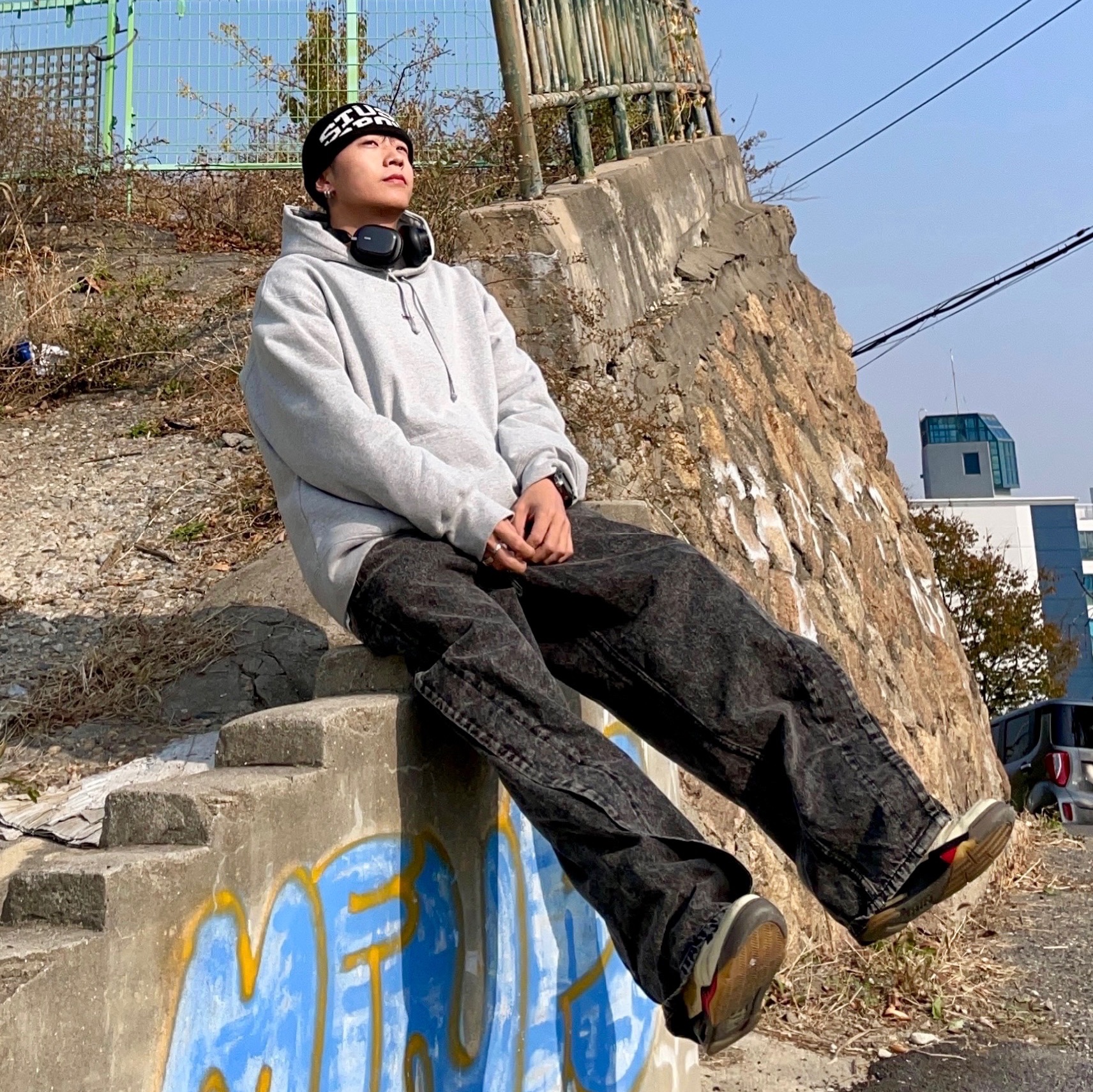 Jordan 5 x Off-White Retro SP Sail Fire Red, Stussy Sport Jacquard Skullcap Beanie Black 착용 스타일