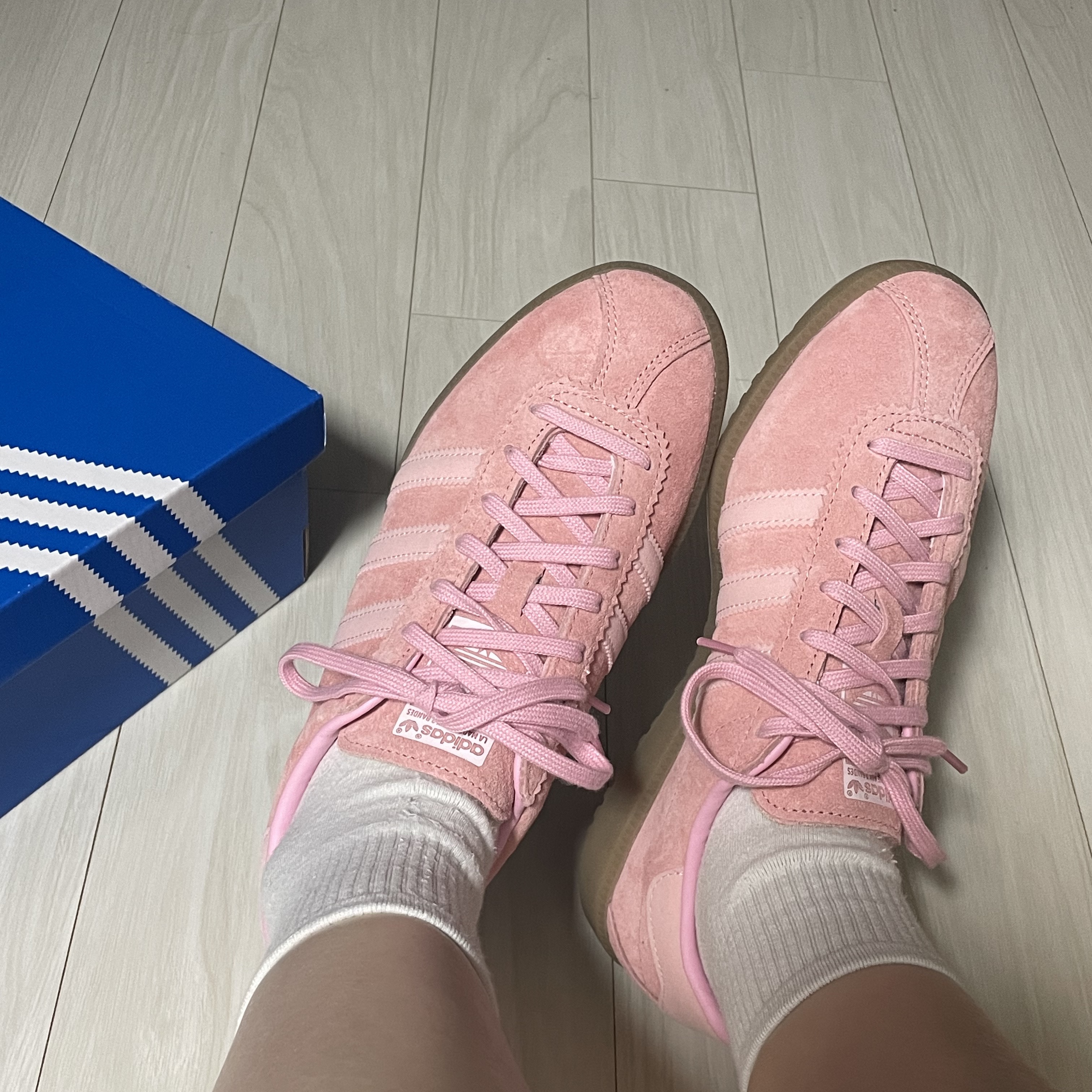 Adidas Bermuda Glow Pink 착용 스타일