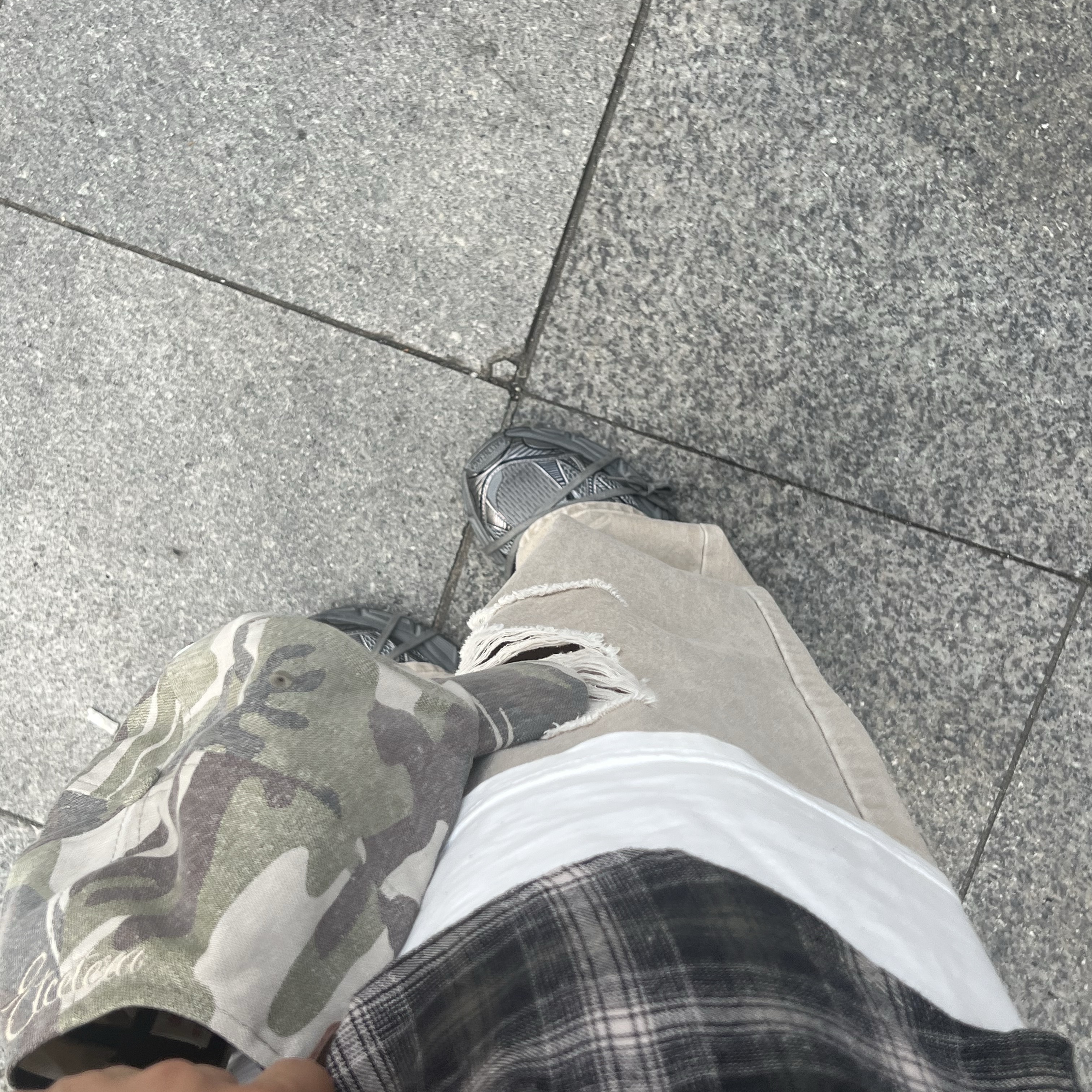 Balenciaga 3XL Sneakers Grey Black 착용 스타일