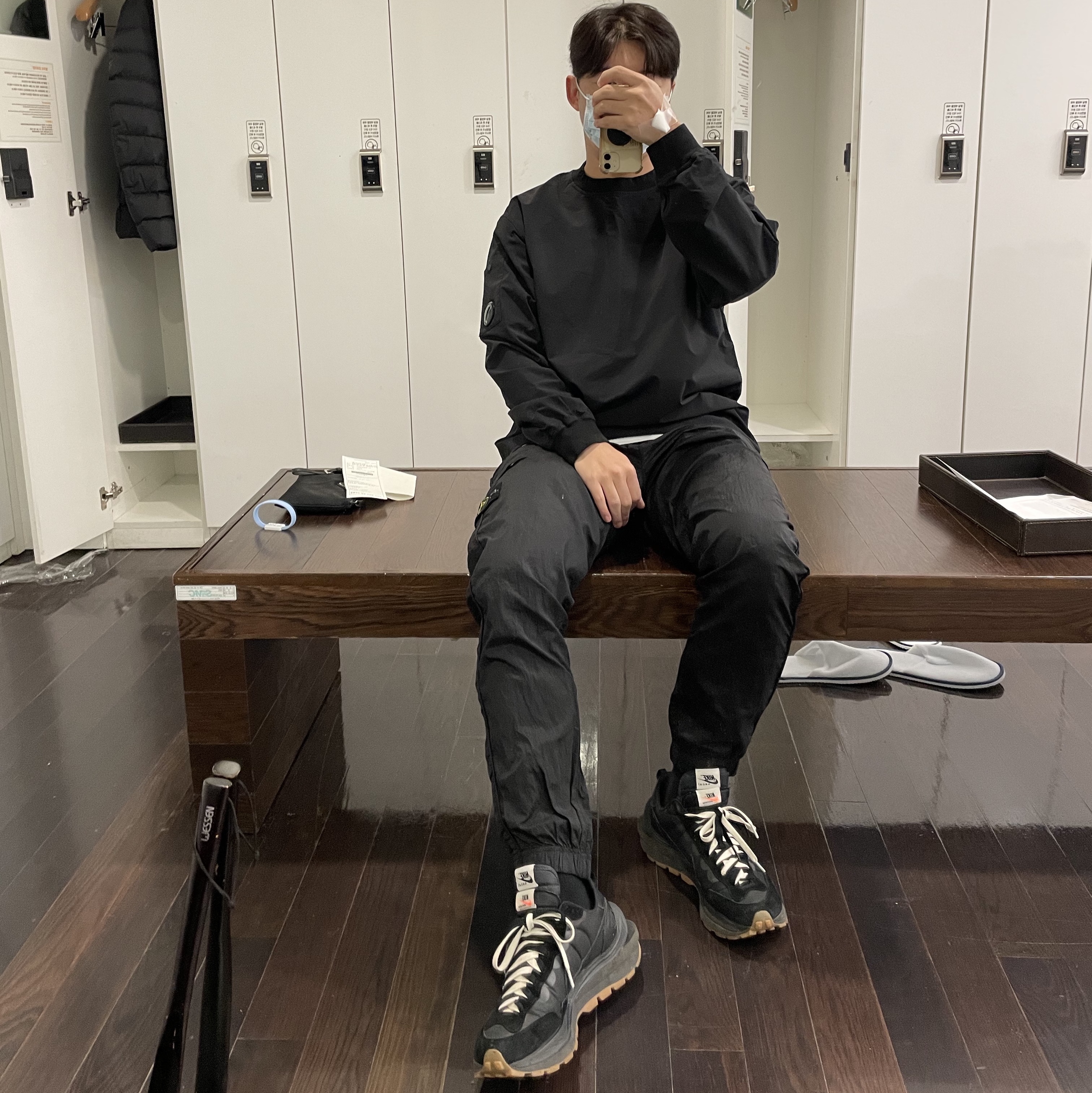 Nike x Sacai VaporWaffle Black and Gum, Stone Island 31019 Nylon Metal in Econyl Regenerated Nylon Pants Black - 23SS 착용 스타일