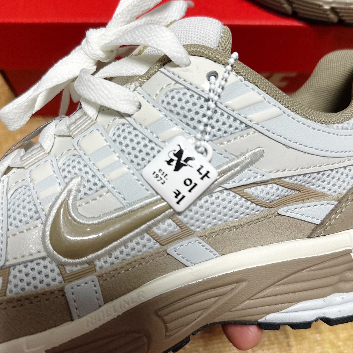 Nike P-6000 PRM Hangul Day Photon Dust Khaki 착용 스타일 - 3