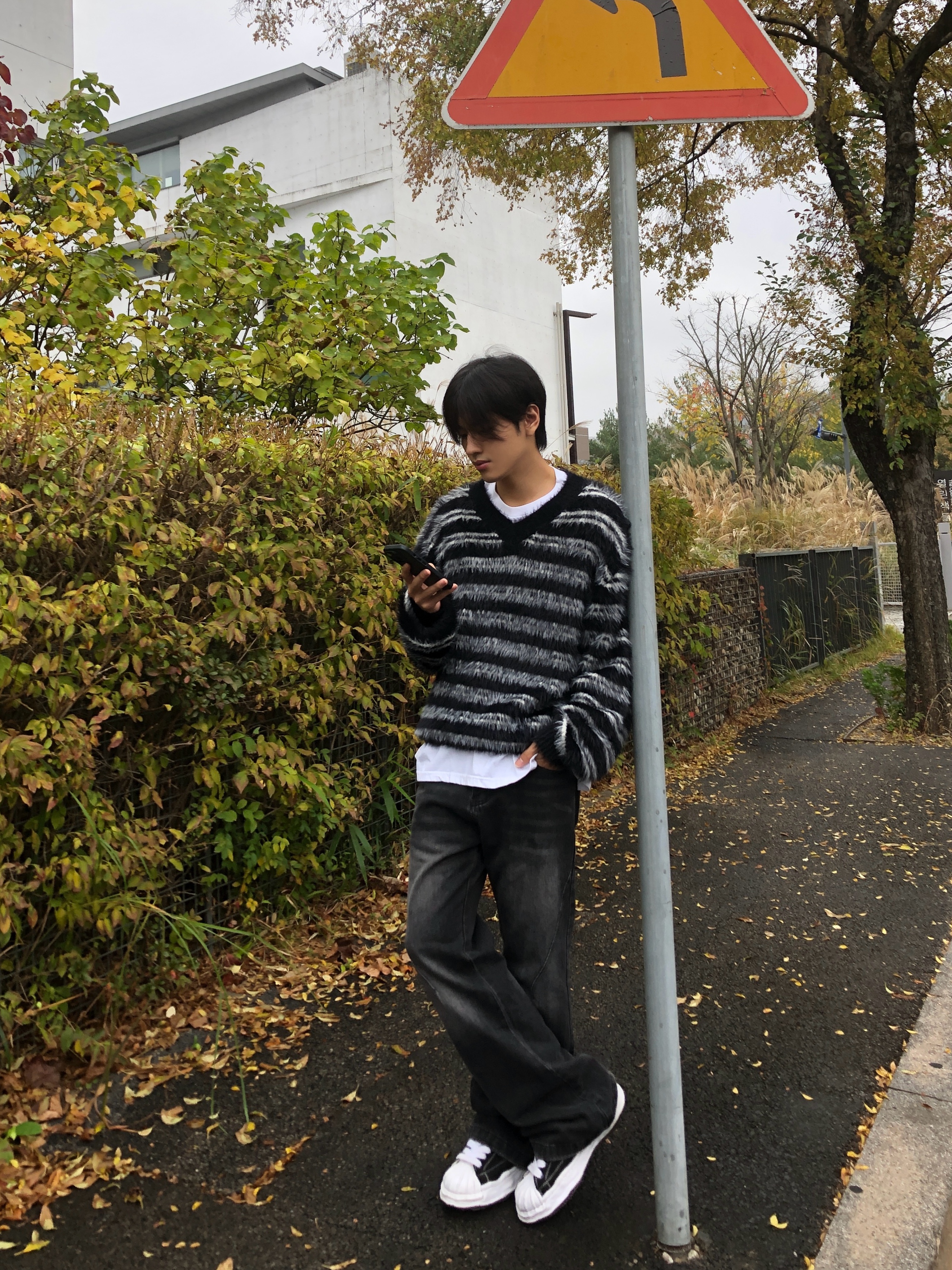 Maison Mihara Yasuhiro Blakey OG Sole Canvas Low-top Sneakers Black White 착용 스타일 - 1