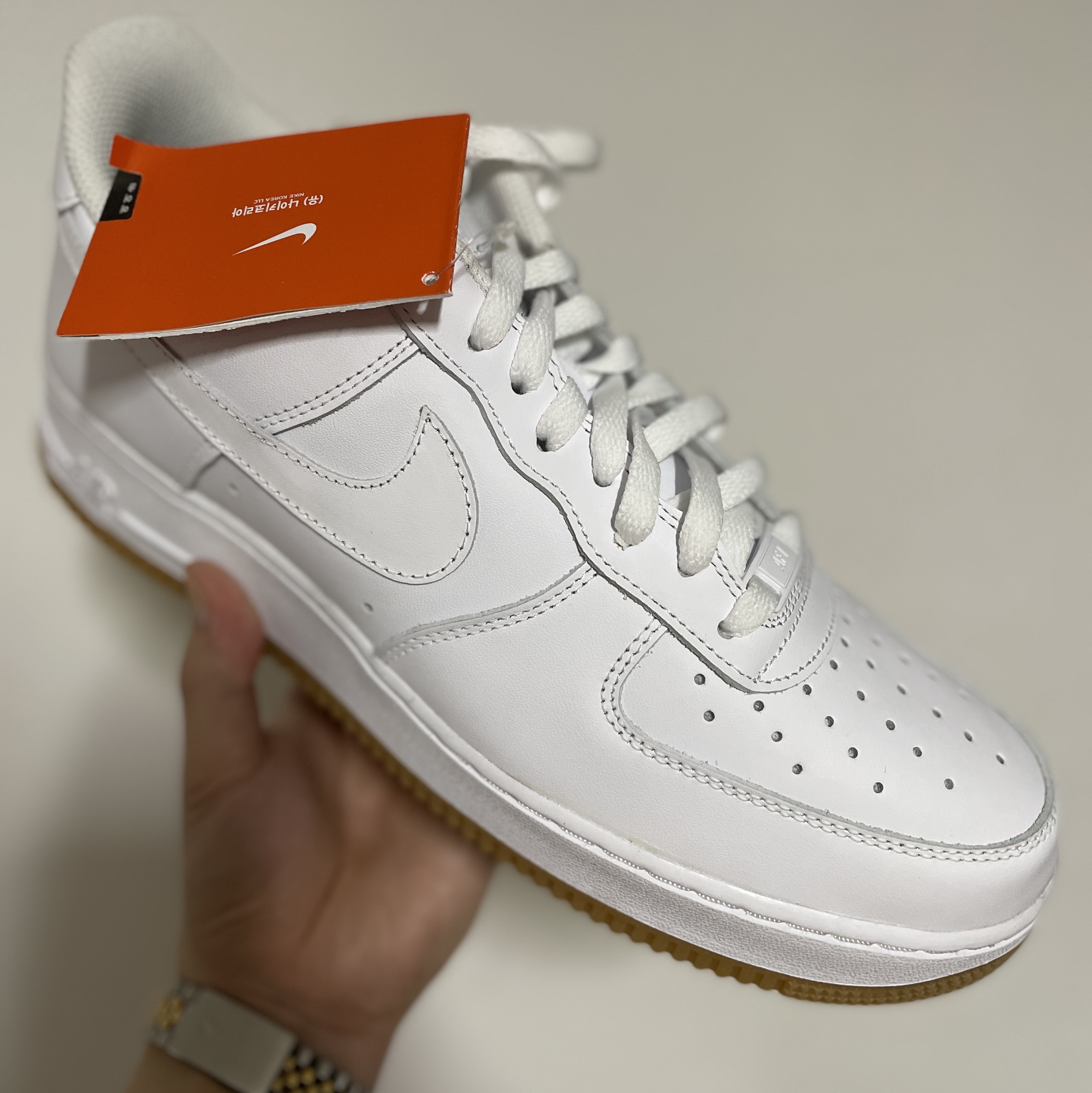 Nike Air Force 1 '07 White Gum Light Brown 착용 스타일 - 1