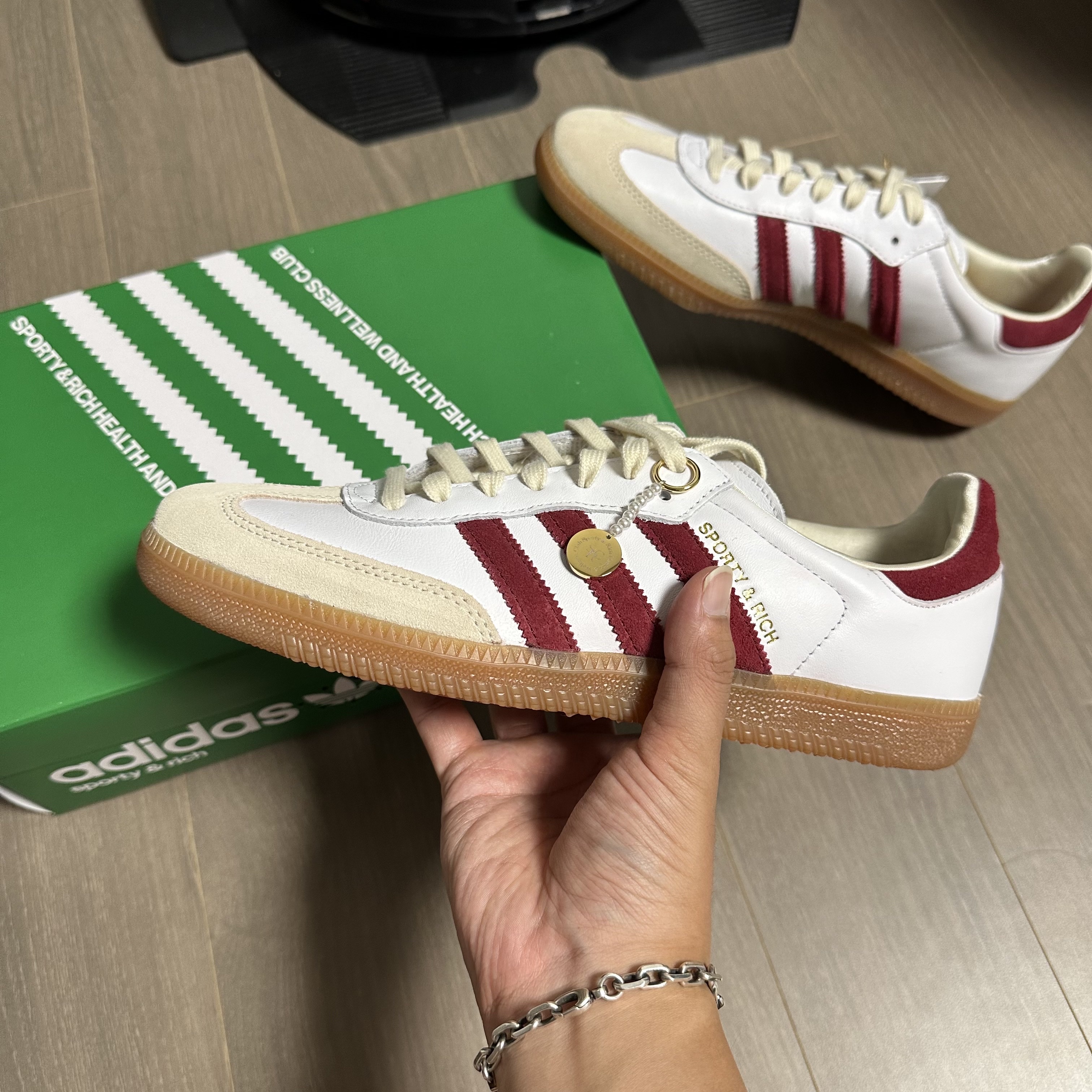 Adidas x Sporty & Rich Samba OG Cloud White Collegiate Burgundy 착용 스타일 - 1