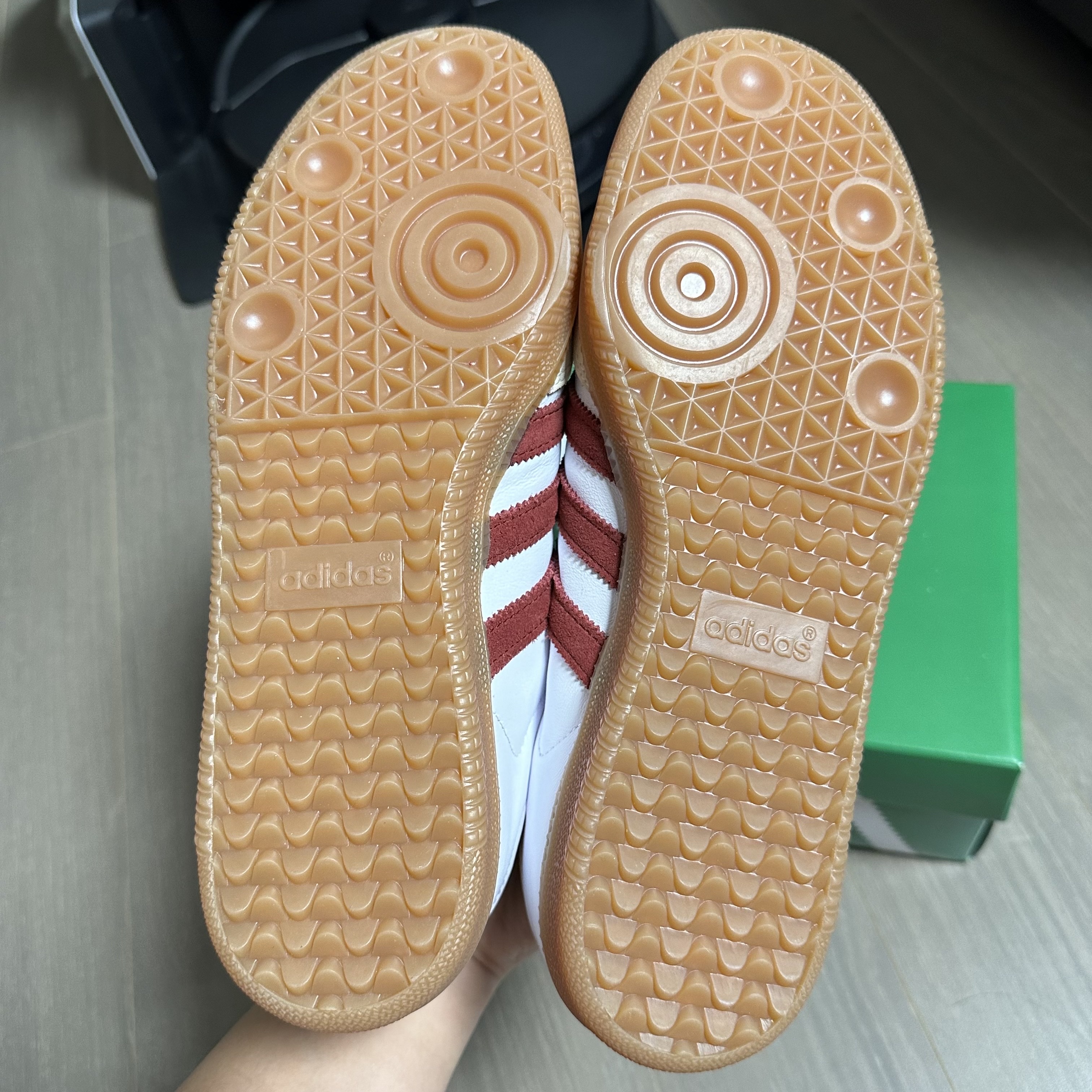 Adidas x Sporty & Rich Samba OG Cloud White Collegiate Burgundy 착용 스타일 - 5