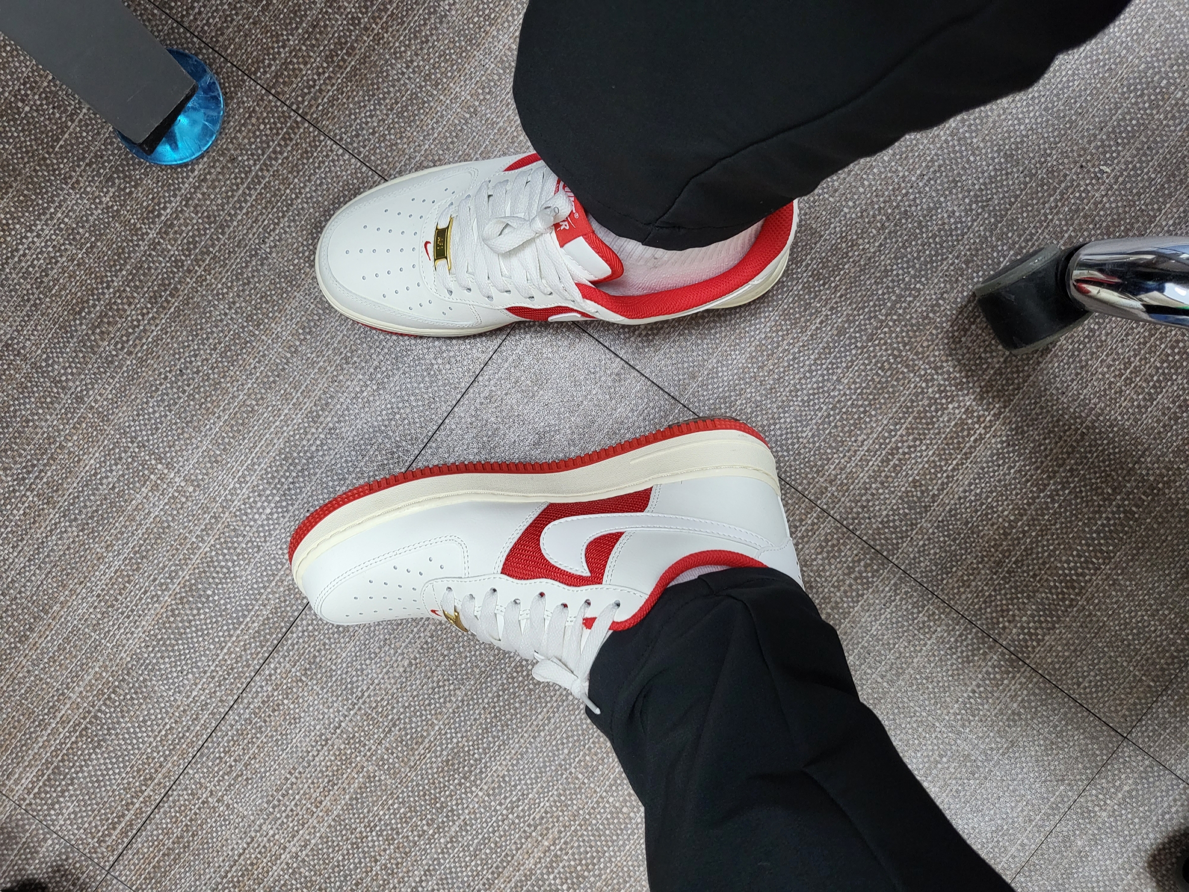 Nike Air Force 1 '07 Sail University Red 착용 스타일
