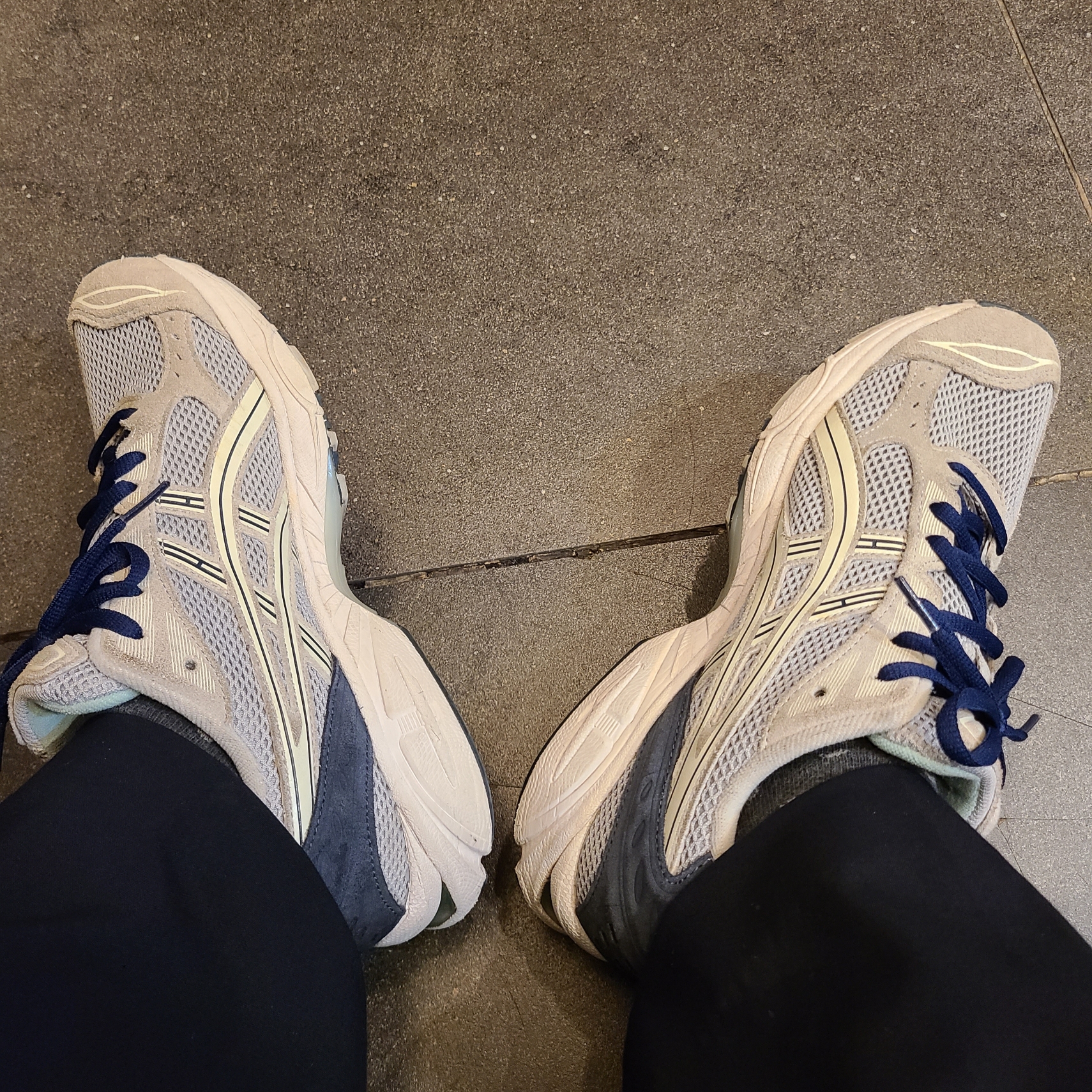 Asics Gel-Kayano 14 Piedmont Grey 착용 스타일