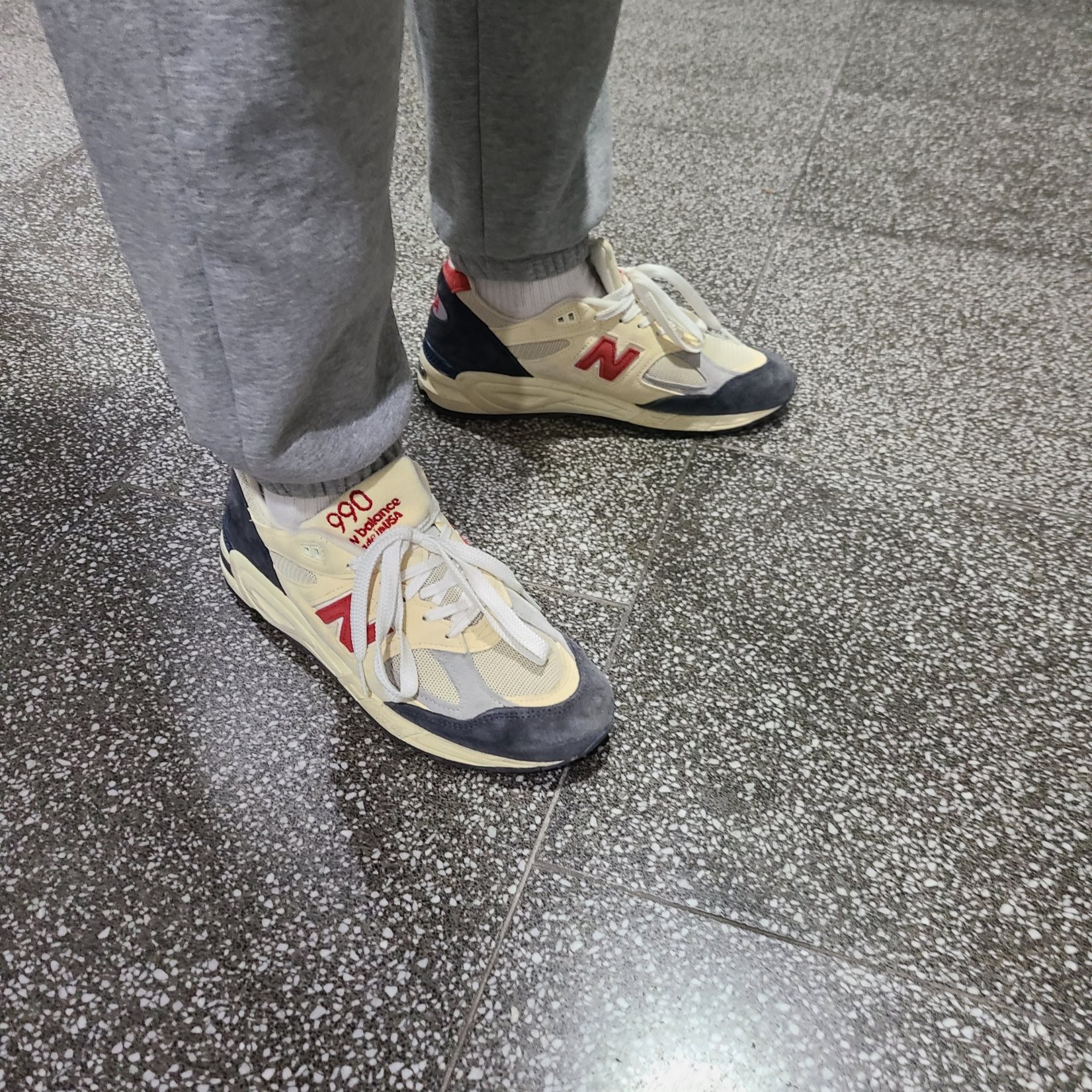 New Balance 990v2 Made in USA Navy Sea Salt 착용 스타일