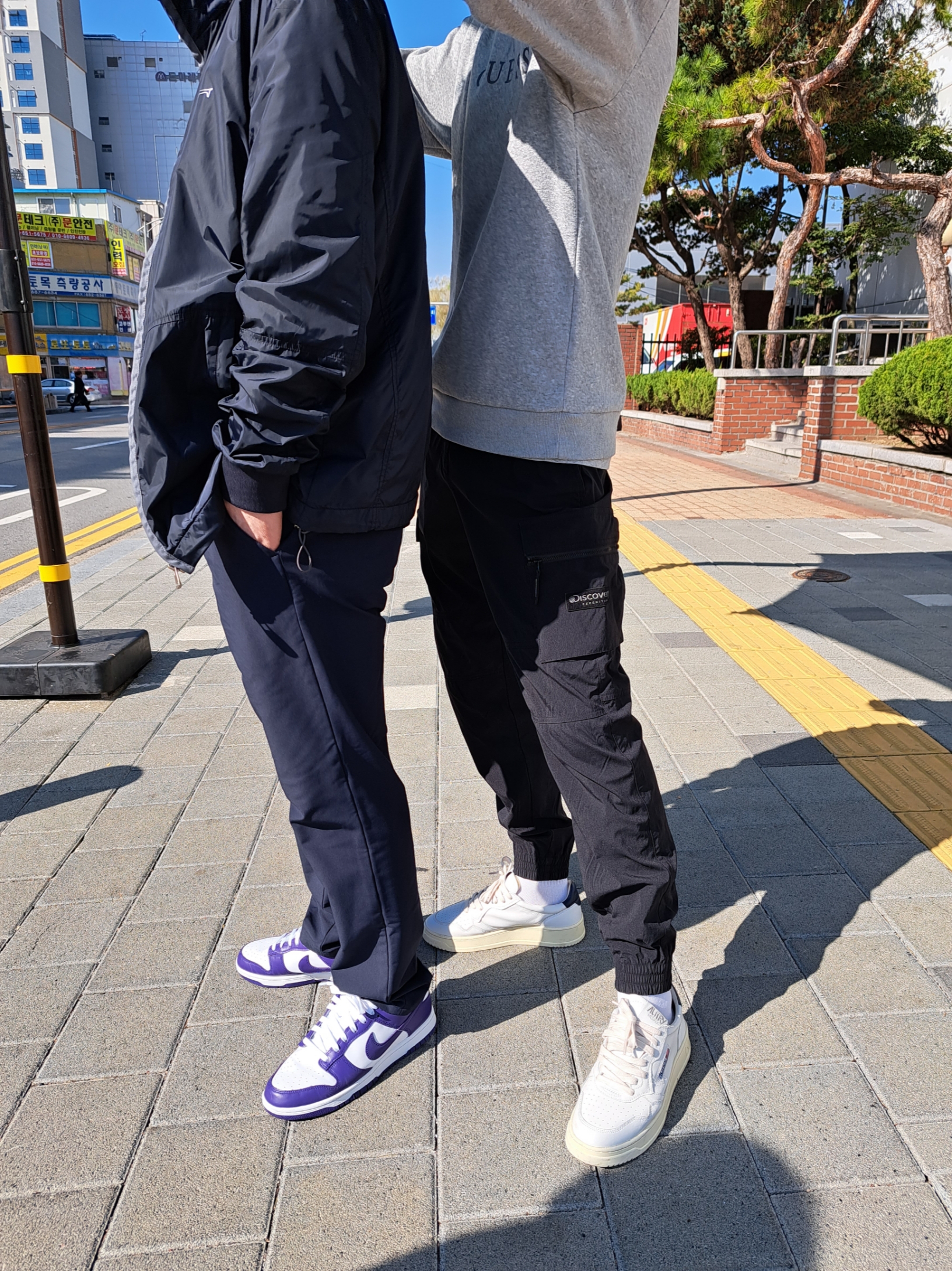 Autry Medalist Low Leather Sneakers White Blue 착용 스타일
