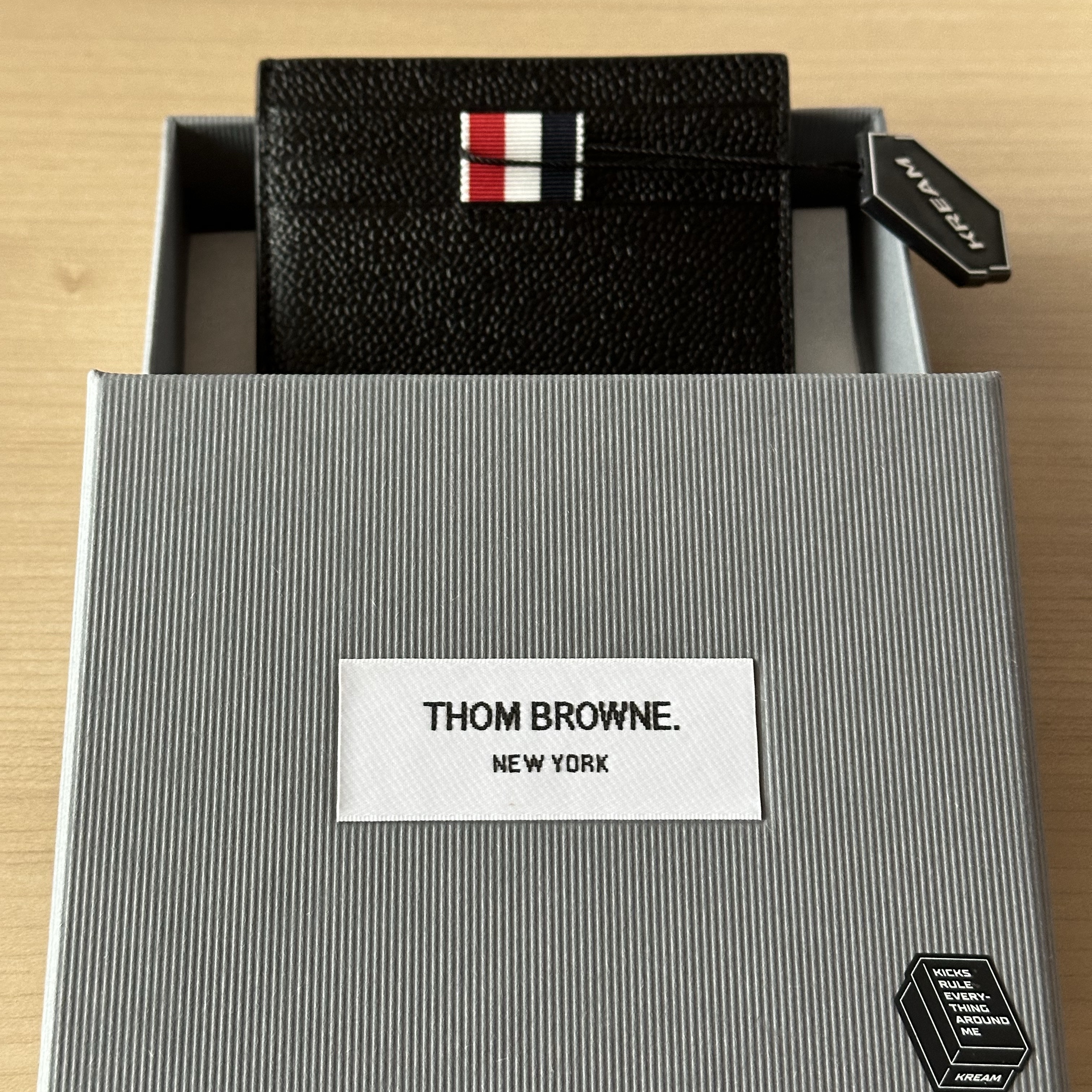 Thom Browne Pebble Grain Leather Stripe Note Compartment Card Holder Black 착용 스타일