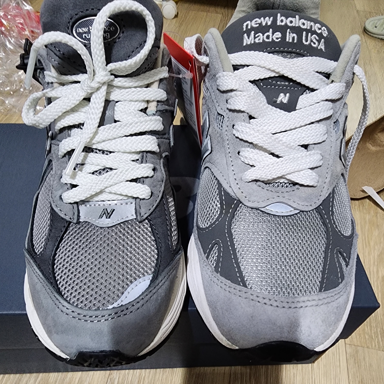 New Balance 2002R Premium Vintage Grey, New Balance 993 Made in USA Grey - 2E Wide 착용 스타일 - 1