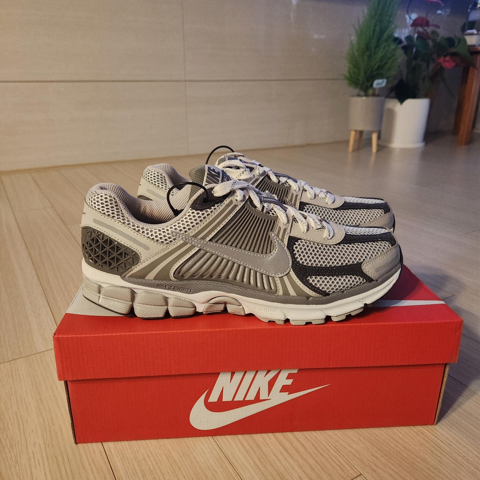 Nike Zoom Vomero 5 PRM Light Iron Ore and Flat Fewter 착용 스타일