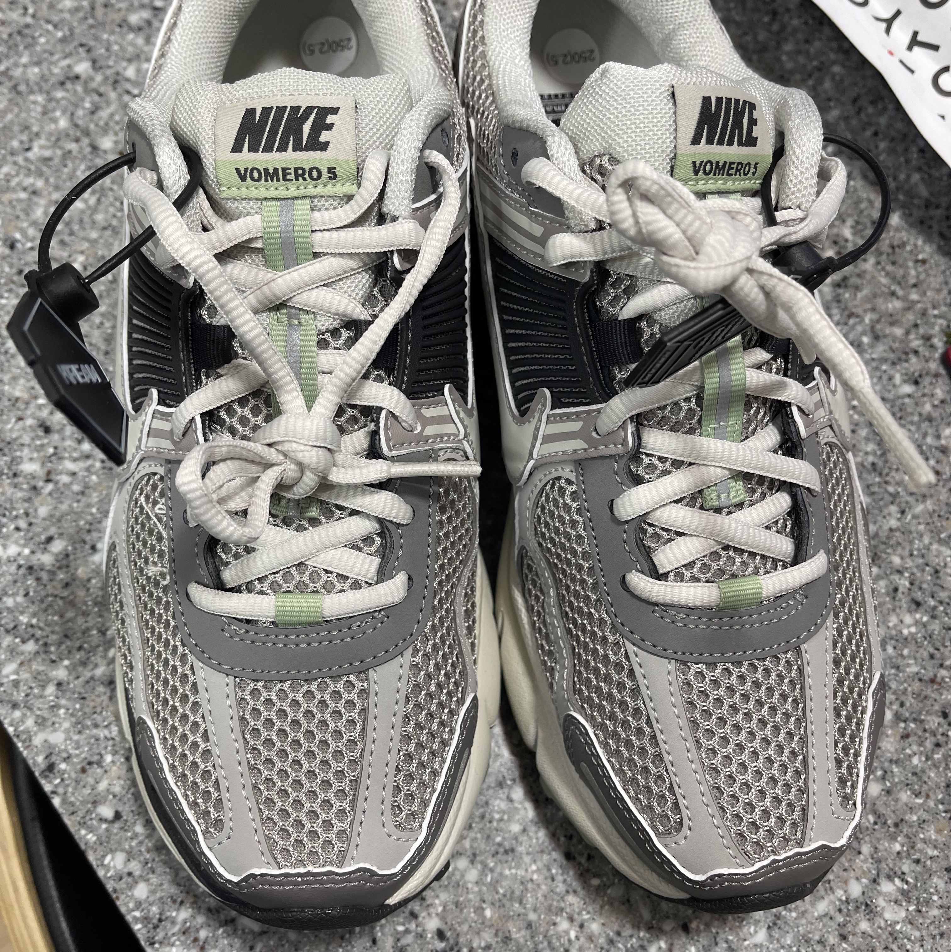 (W) Nike Zoom Vomero 5 Cobblestone and Flat Pewter 착용 스타일