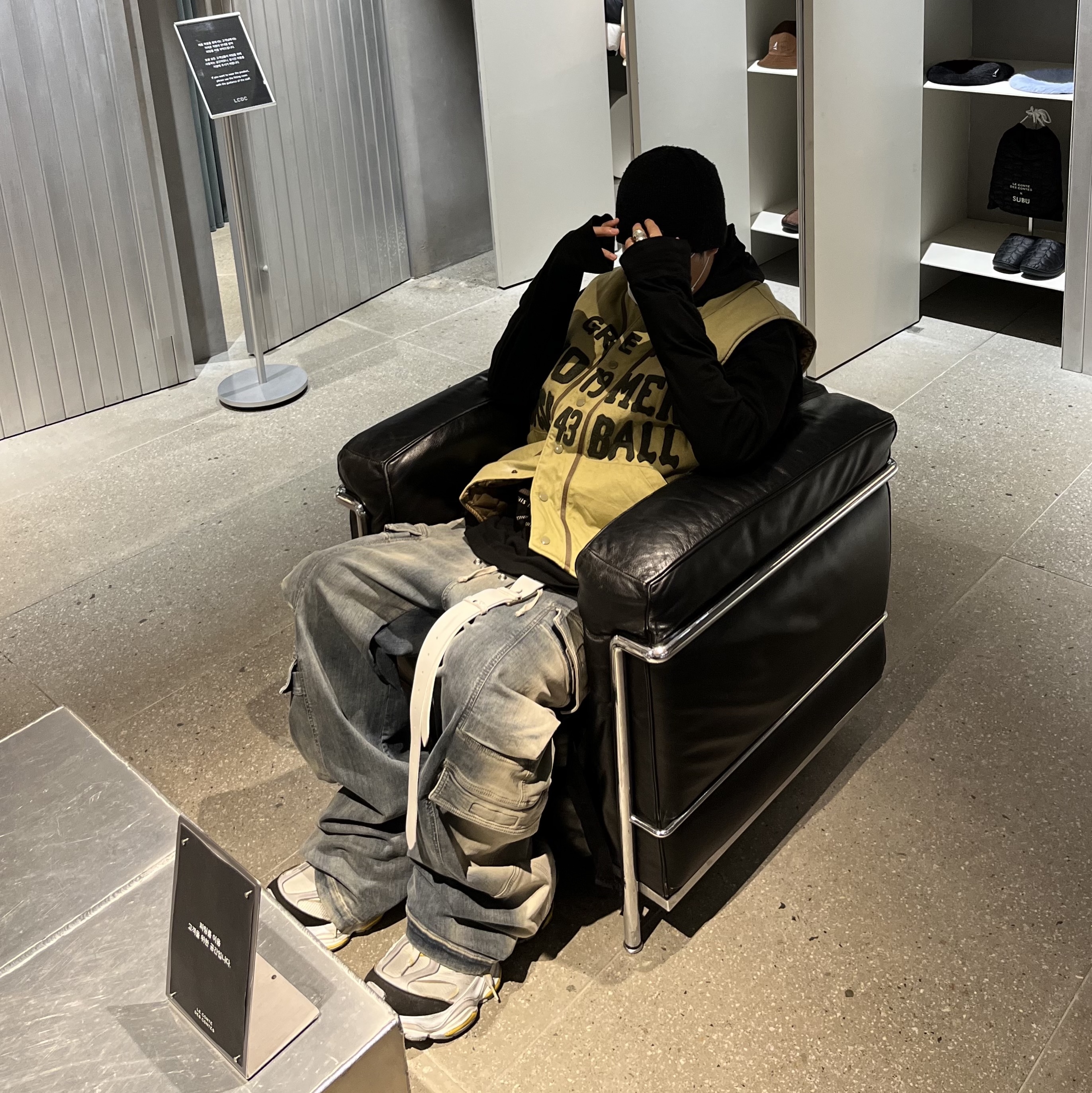 Balenciaga Cargo Sneakers Grey Black Yellow 착용 스타일 - 1