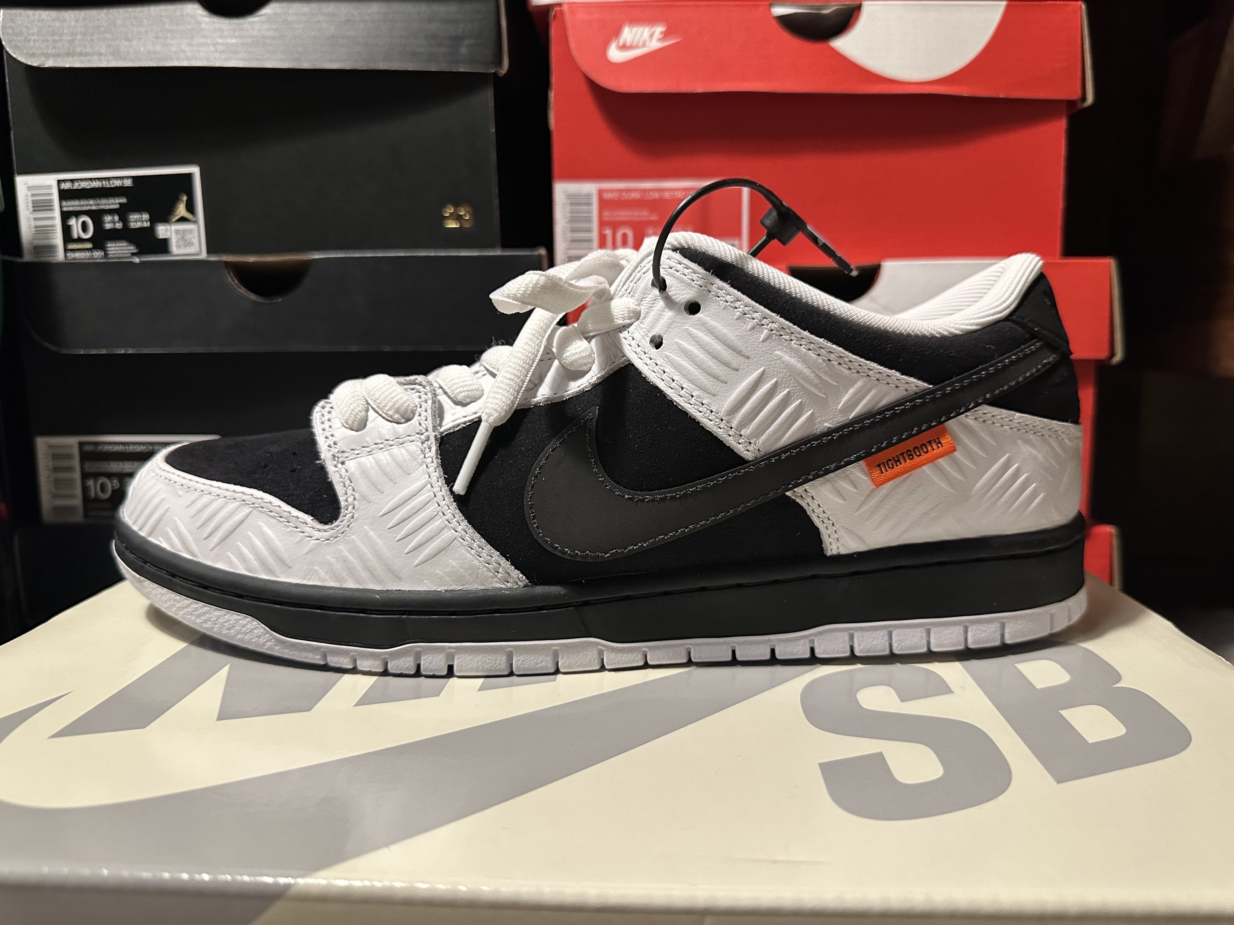 Nike x Tightbooth SB Dunk Low Pro Black and White 착용 스타일 - 6