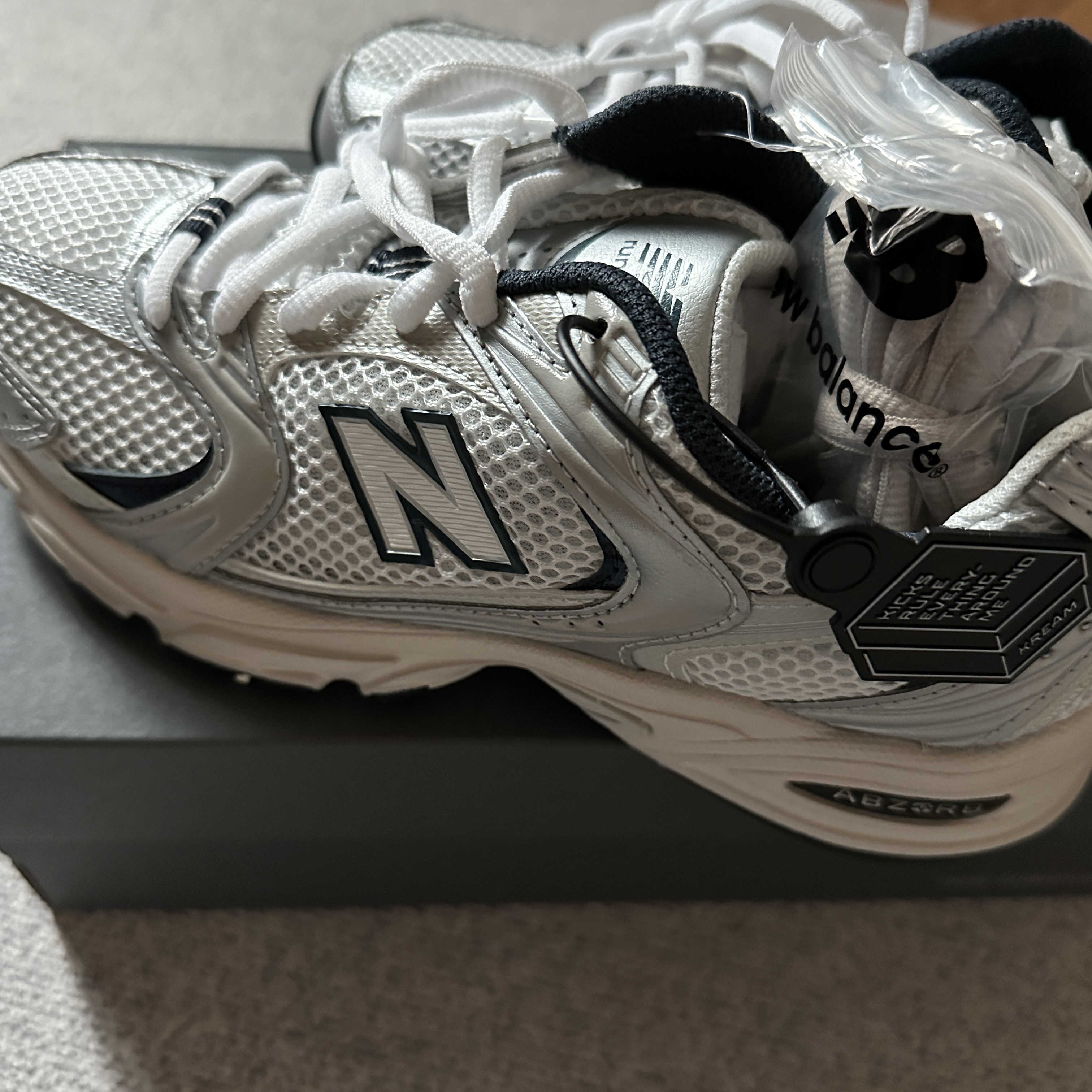 New Balance 530 Steel Grey 착용 스타일 - 2