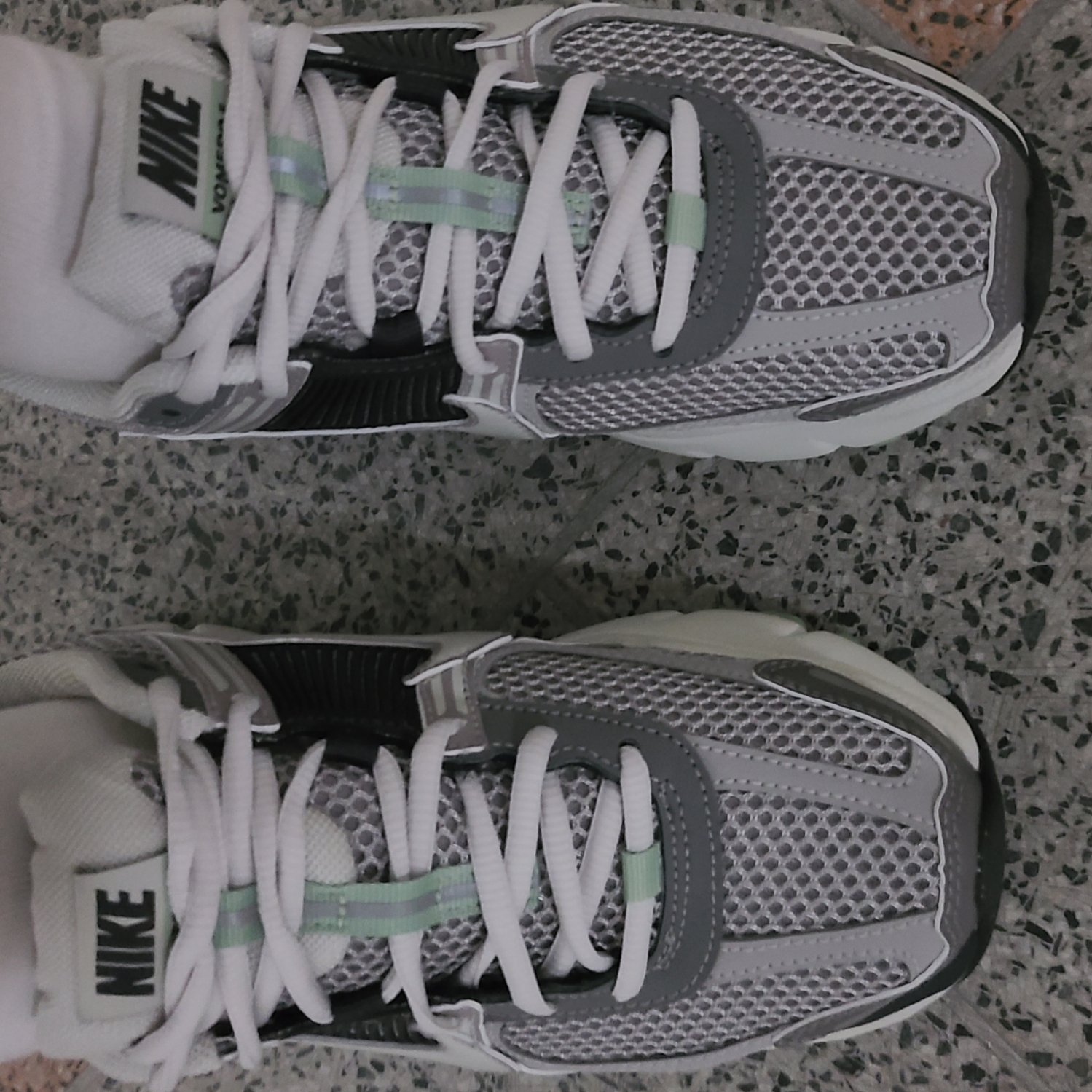 (W) Nike Zoom Vomero 5 Cobblestone and Flat Pewter 착용 스타일