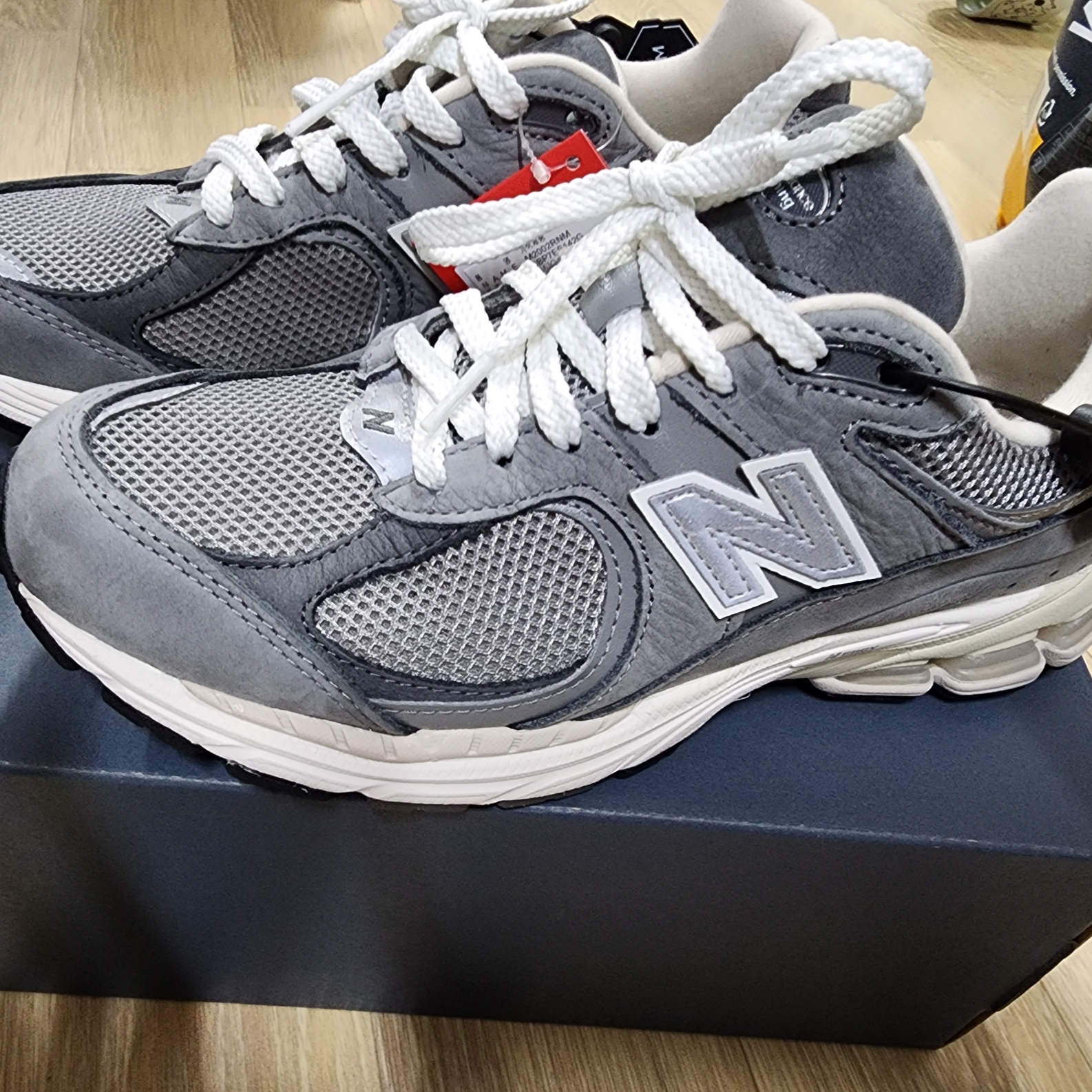 New Balance 2002R Premium Vintage Grey, New Balance 993 Made in USA Grey - 2E Wide 착용 스타일 - 3