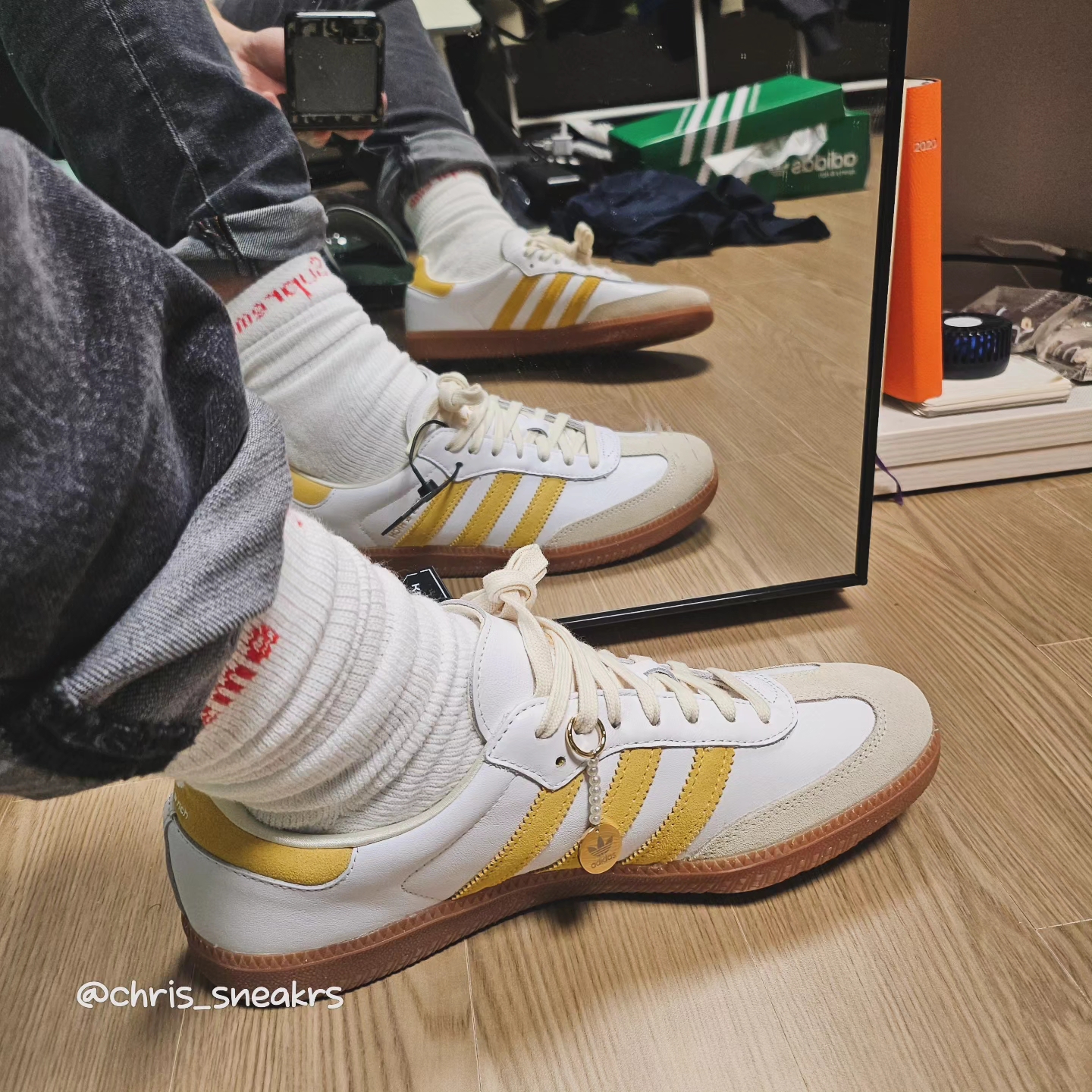 Adidas x Sporty & Rich Samba OG Cloud White Bold Gold 착용 스타일 - 7