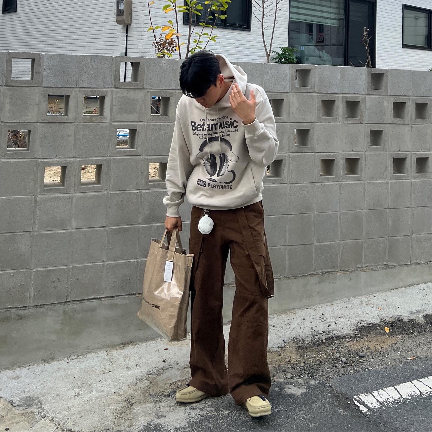 Clarks Wallabee Maple Suede 착용 스타일 - 3
