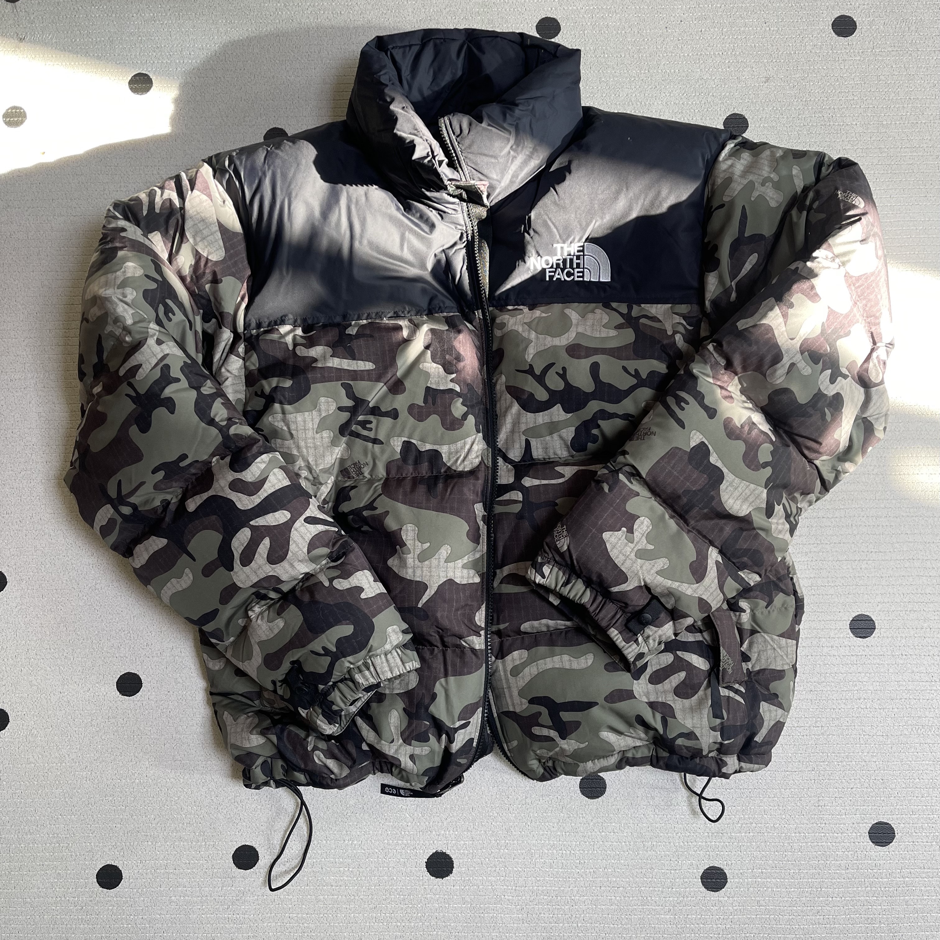 The North Face 1996 Novelty Nuptse Jacket Khaki 착용 스타일 - 1