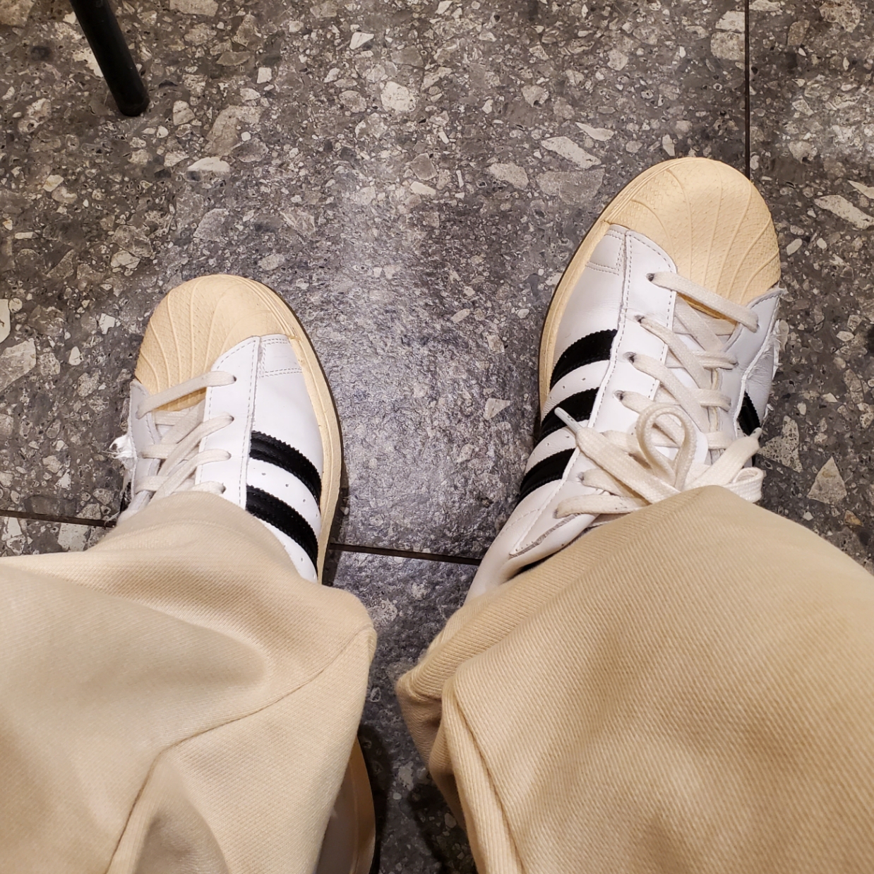 Adidas x Taegeukdang Superstar White Black, Essentials x New Era 59FIFTY Fitted Cap Cream Black 착용 스타일 - 3