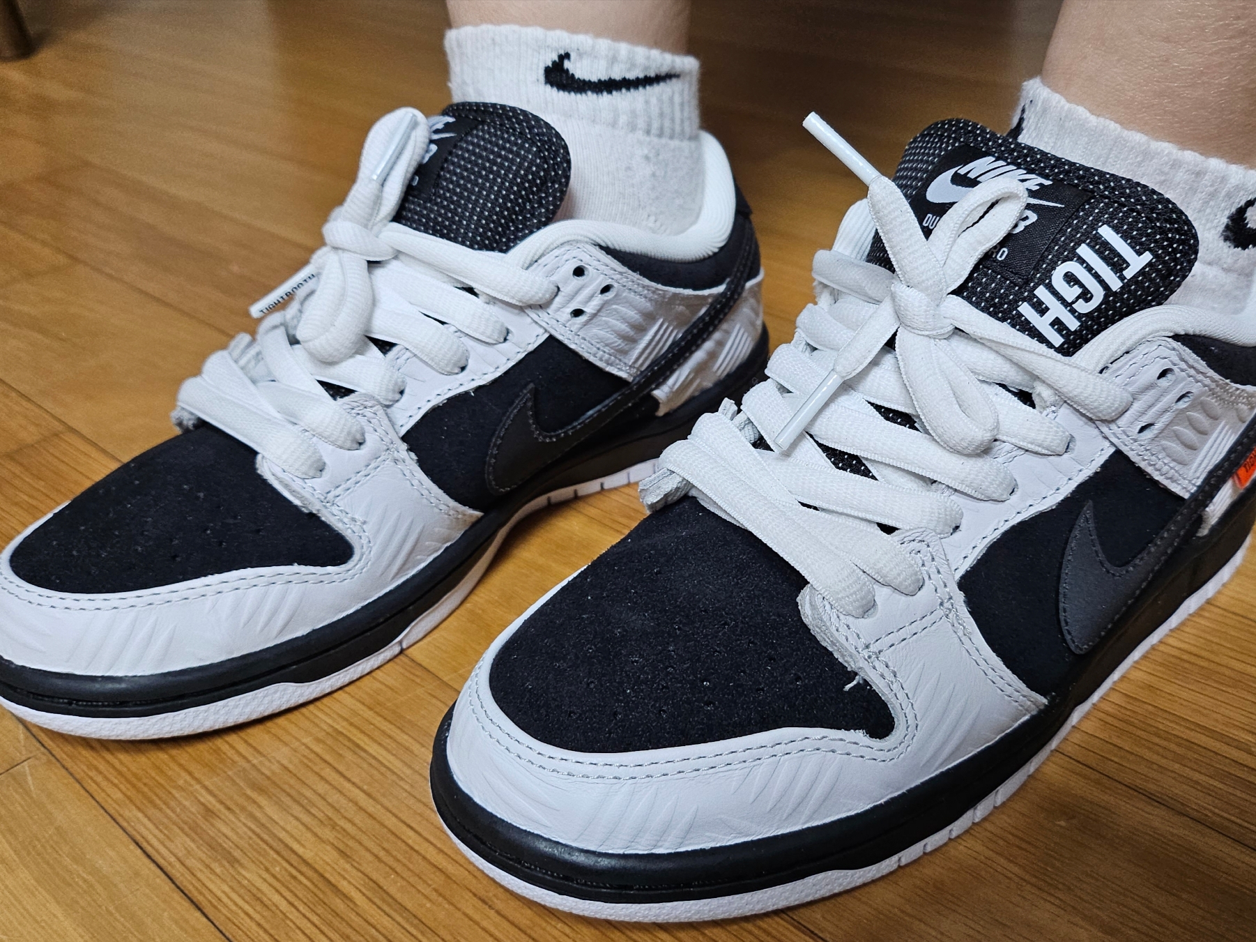 Nike x Tightbooth SB Dunk Low Pro Black and White 착용 스타일
