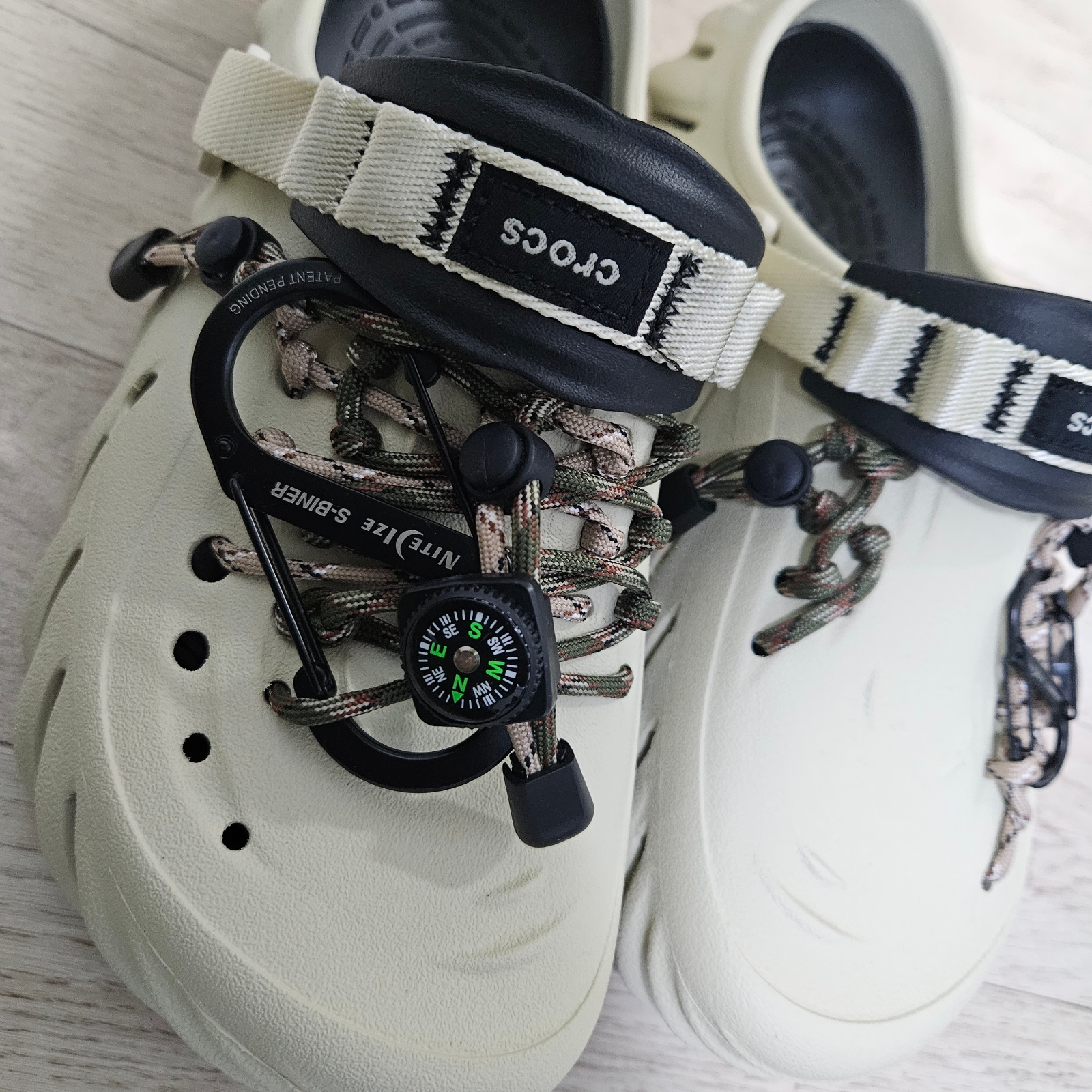 Crocs Echo Clog Bone Black 착용 스타일