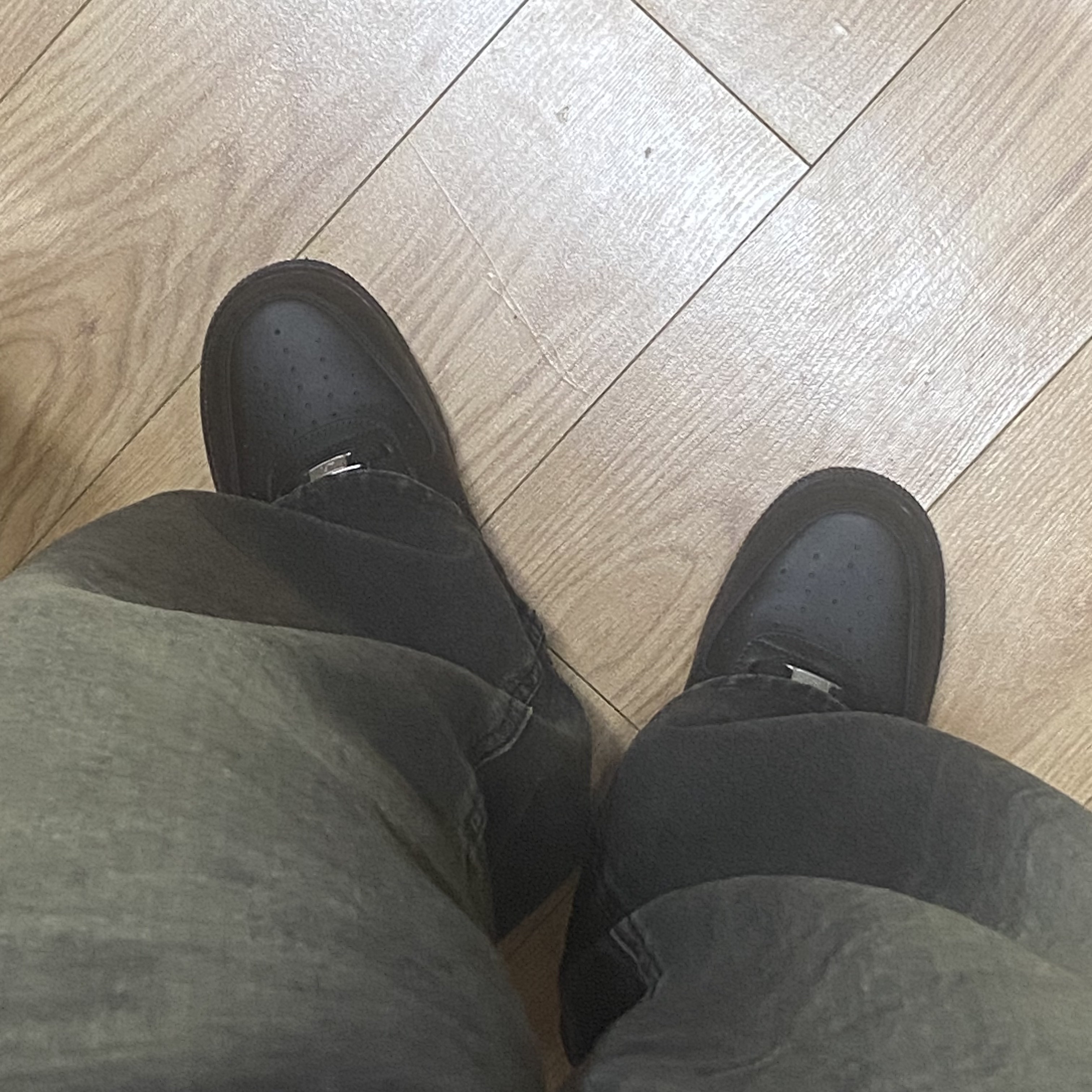 Nike Air Force 1 '07 Low Triple Black 착용 스타일