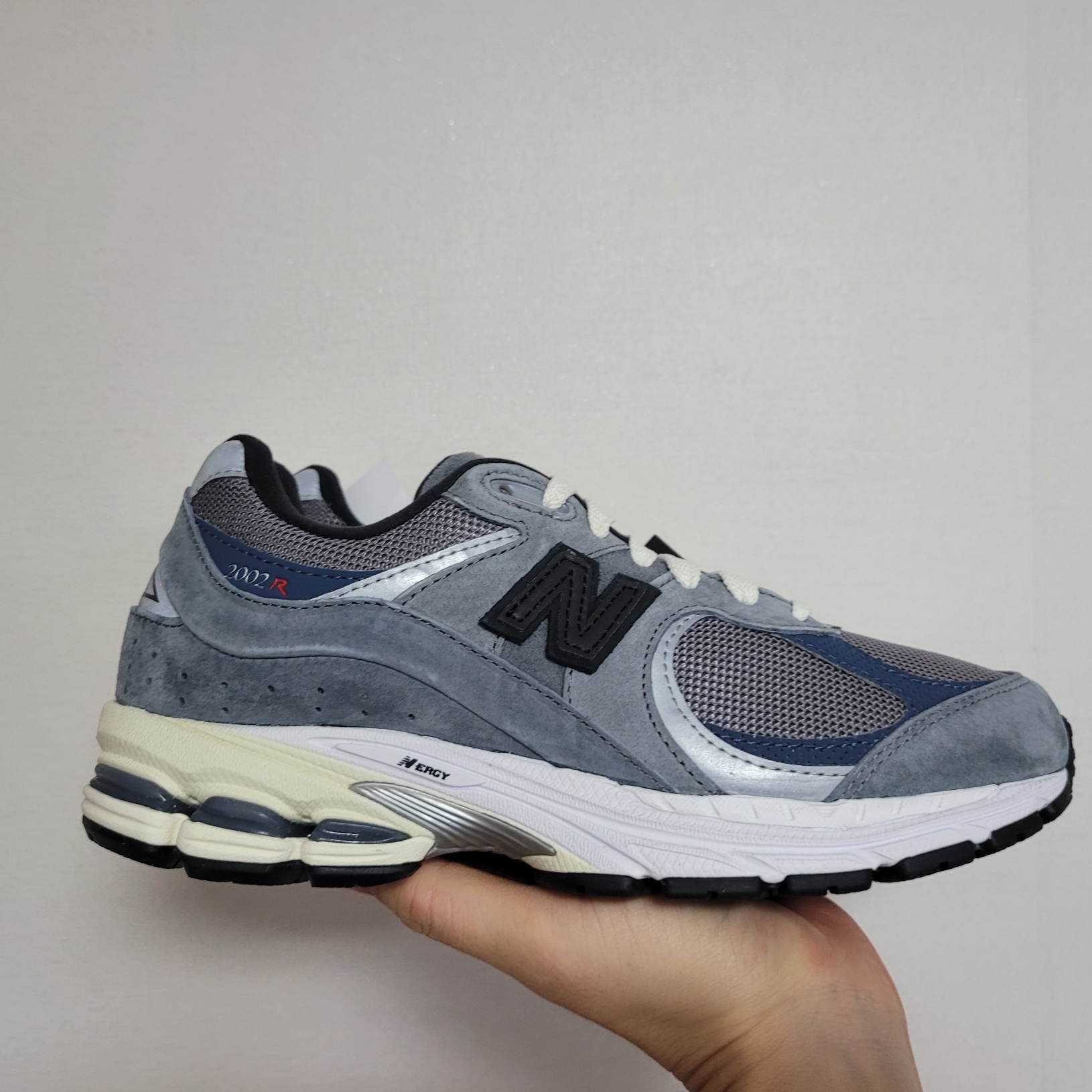 New Balance x JJJJound 2002R Storm Blue 착용 스타일 - 1