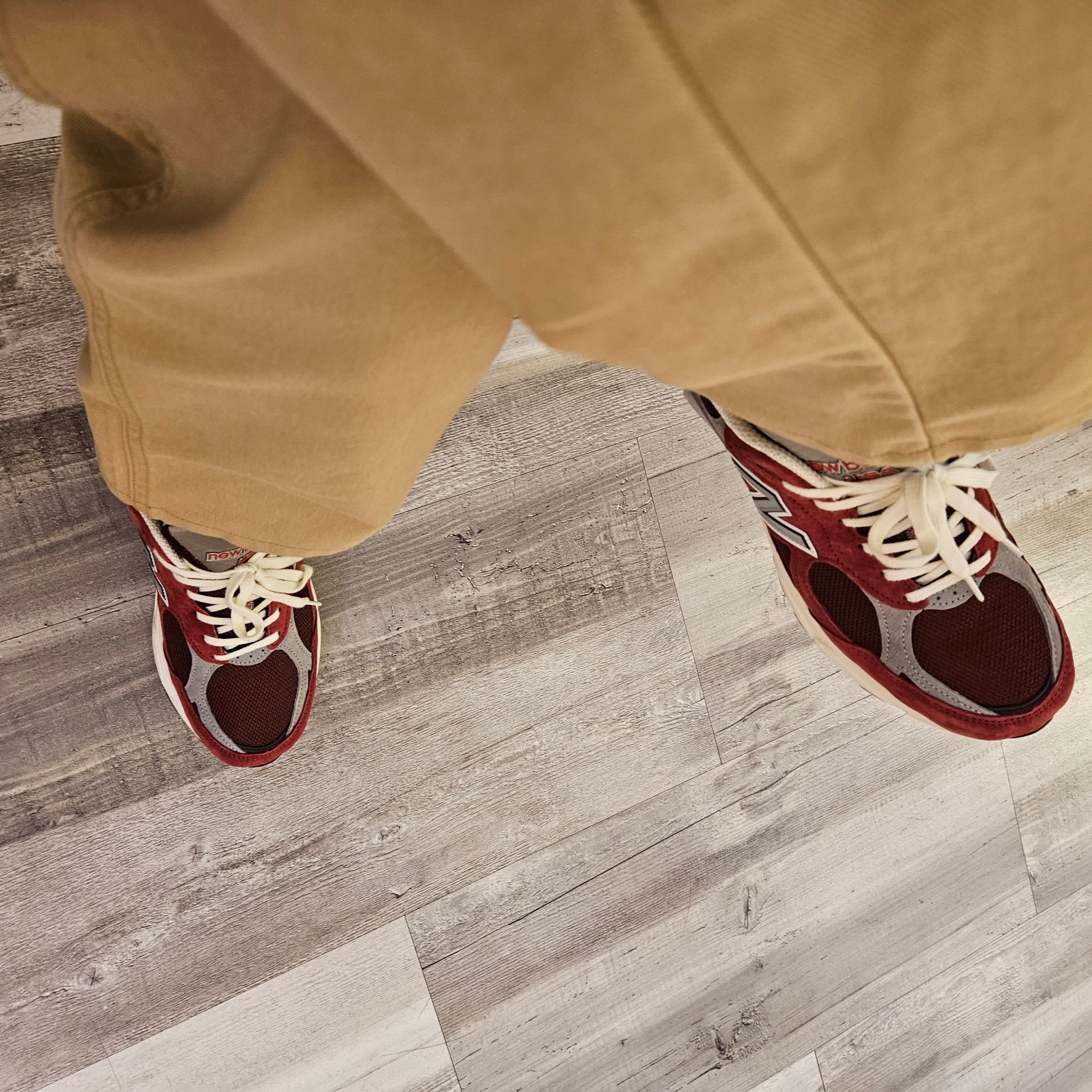 New Balance 990v3 Made in USA Scarlet Marblehead 착용 스타일 - 4