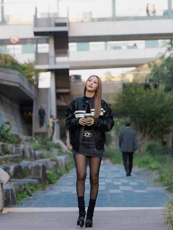 (W) Diesel De-Ron-S2 Mini Skirt in Denim Black 착용 스타일