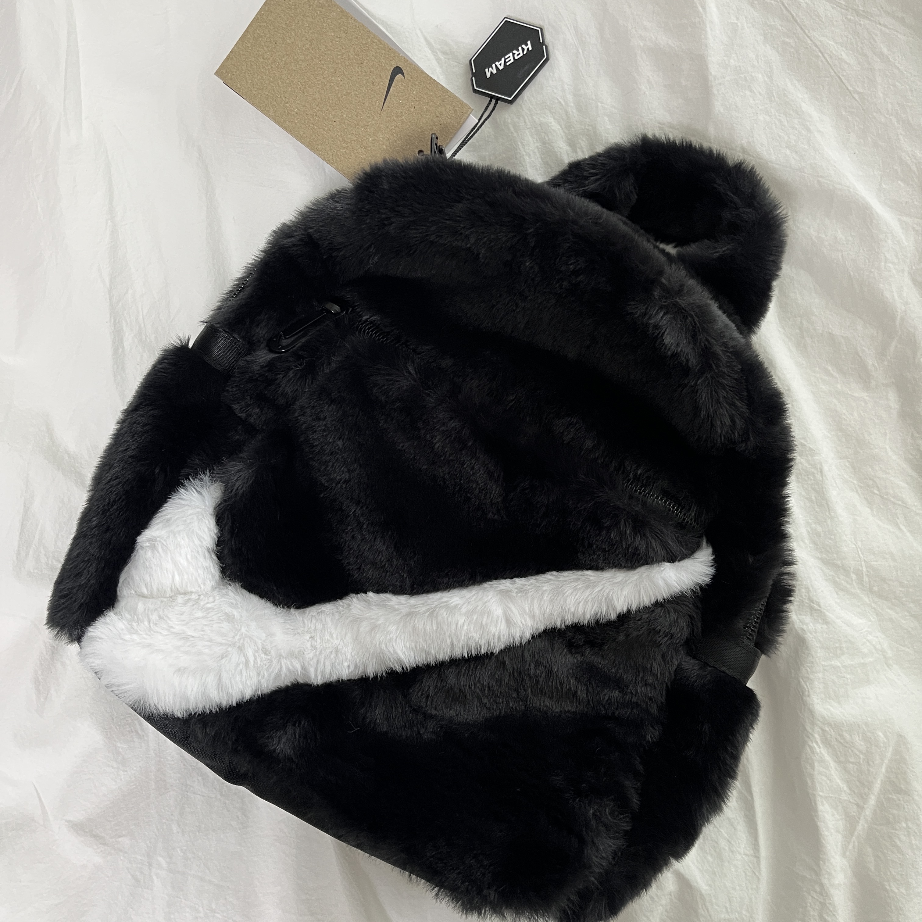Nike NSW Futura 365 Faux Fur Mini Backpack Black White 착용 스타일 - 2