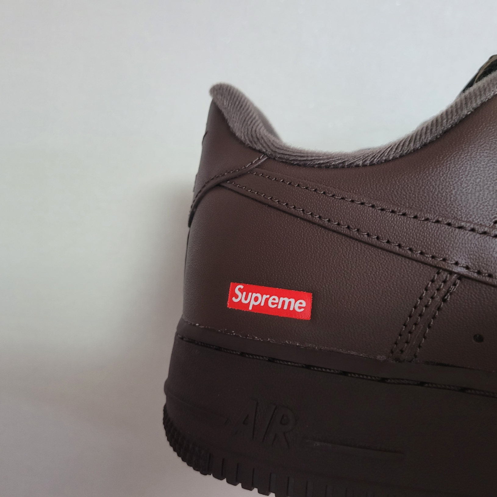 Nike x Supreme Air Force 1 Low Baroque Brown 착용 스타일 - 4