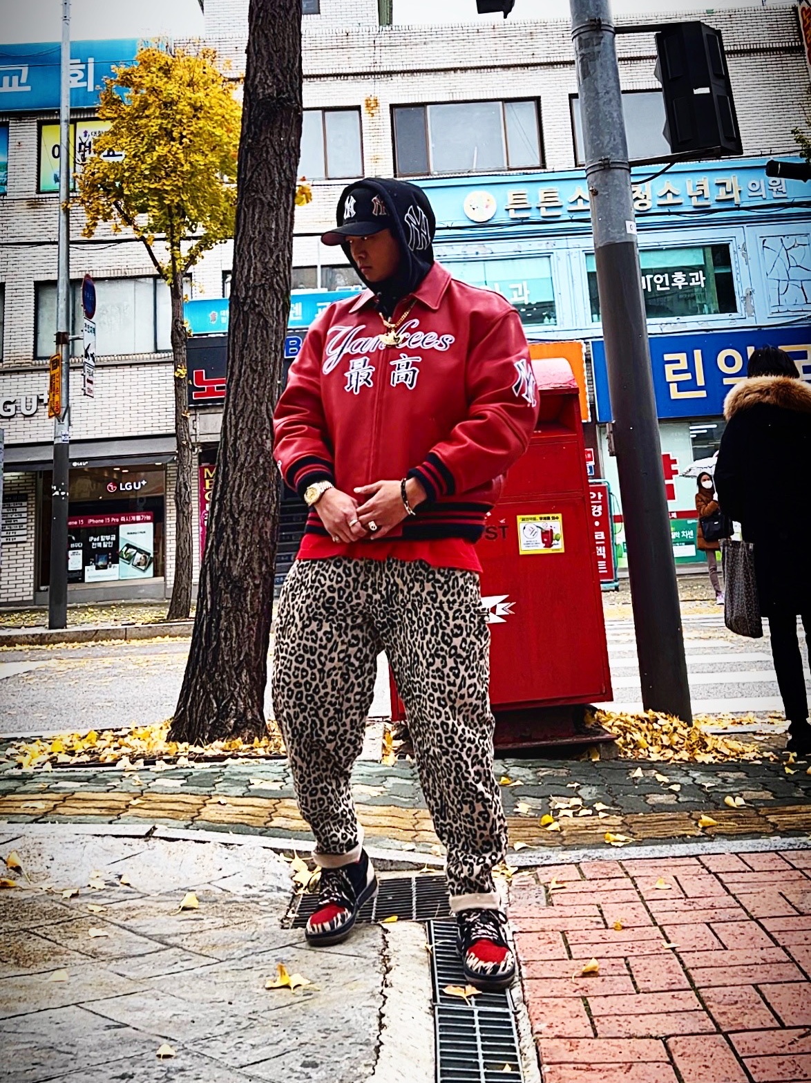 Supreme x New York Yankees Kanji New Era Black - 22FW, Supreme x New York Yankees Kanji Hooded Sweatshirt Black - 22FW 착용 스타일 - 1