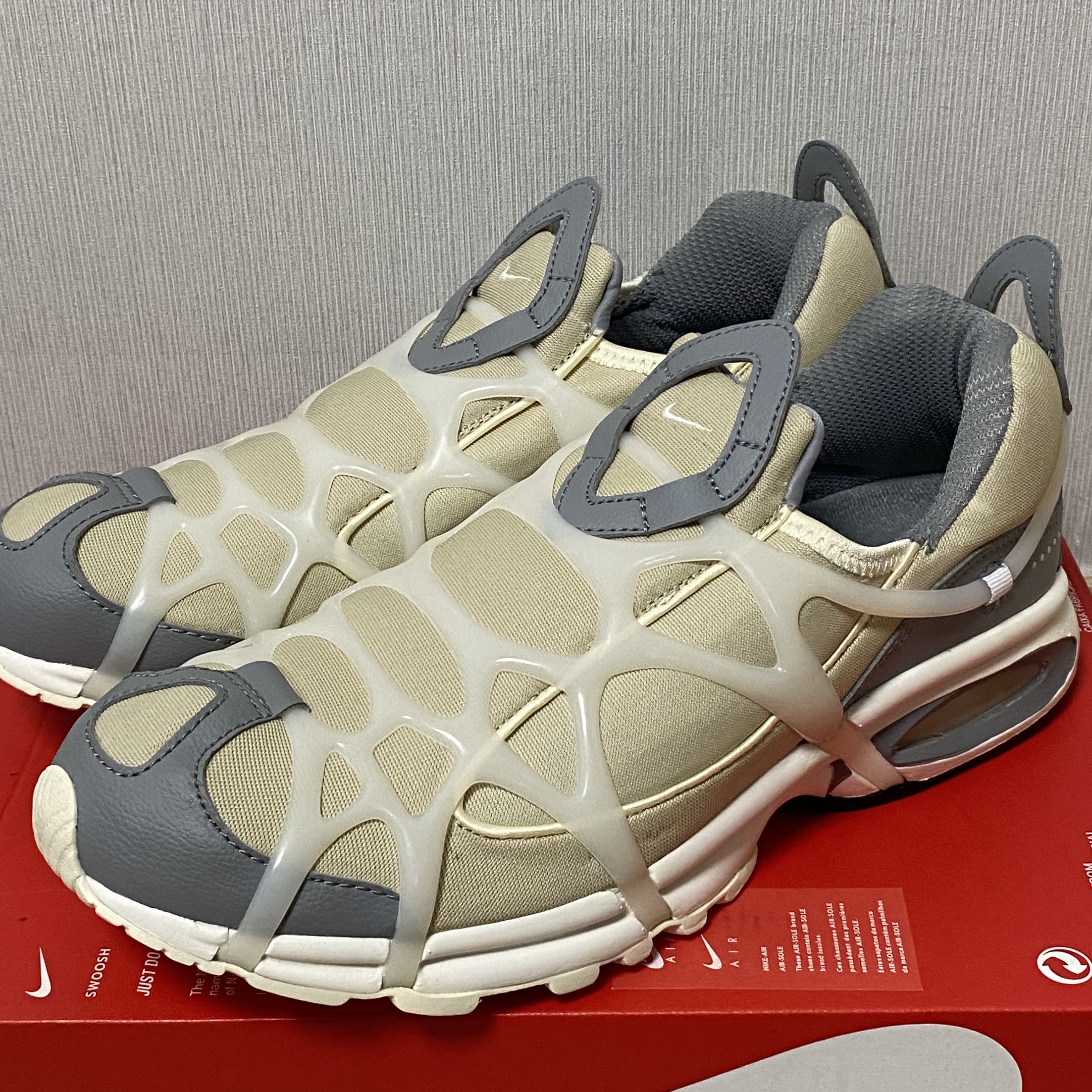 Nike Air Kukini Rattan and Particle Grey 착용 스타일 - 1