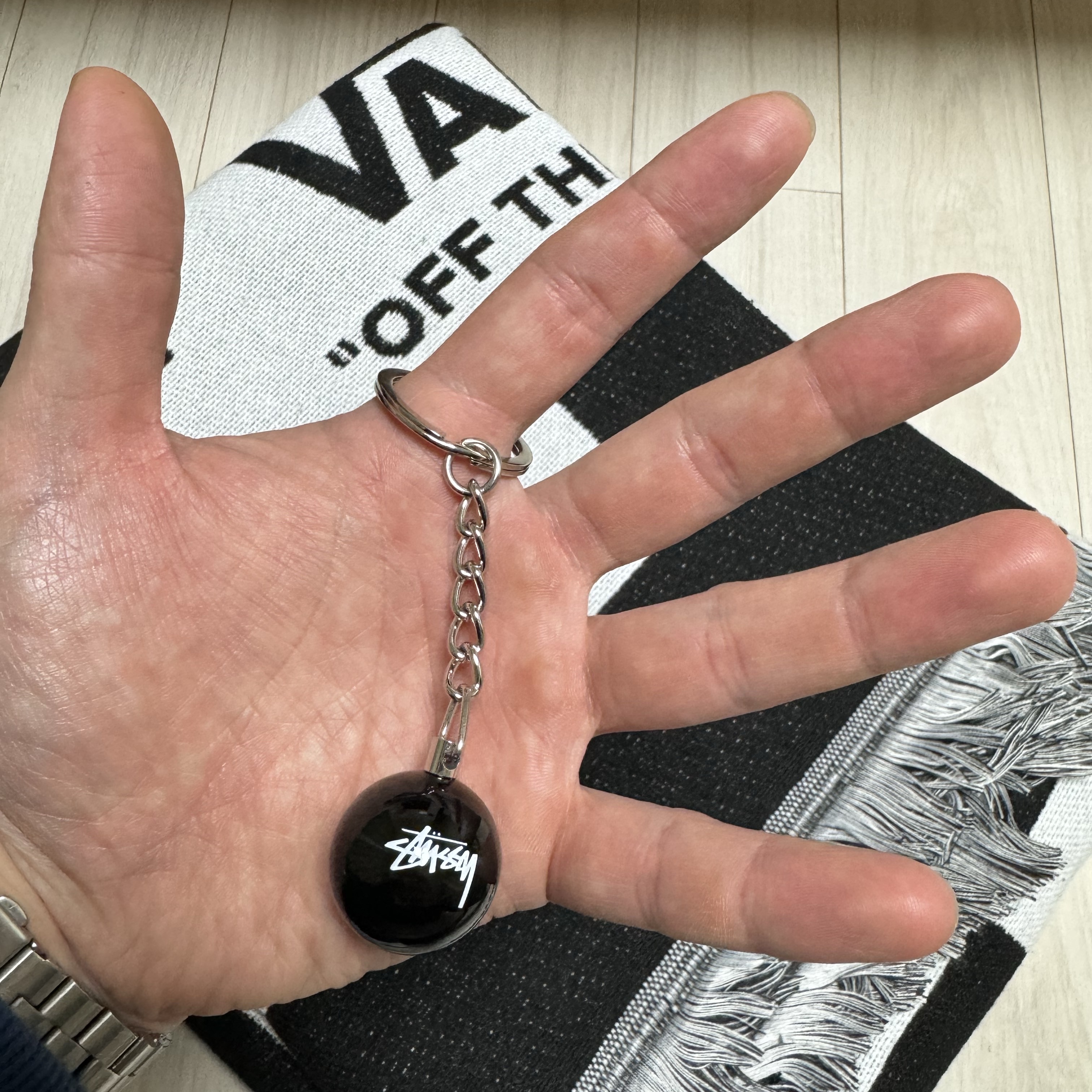 Stussy 8 Ball Keychain Black 착용 스타일