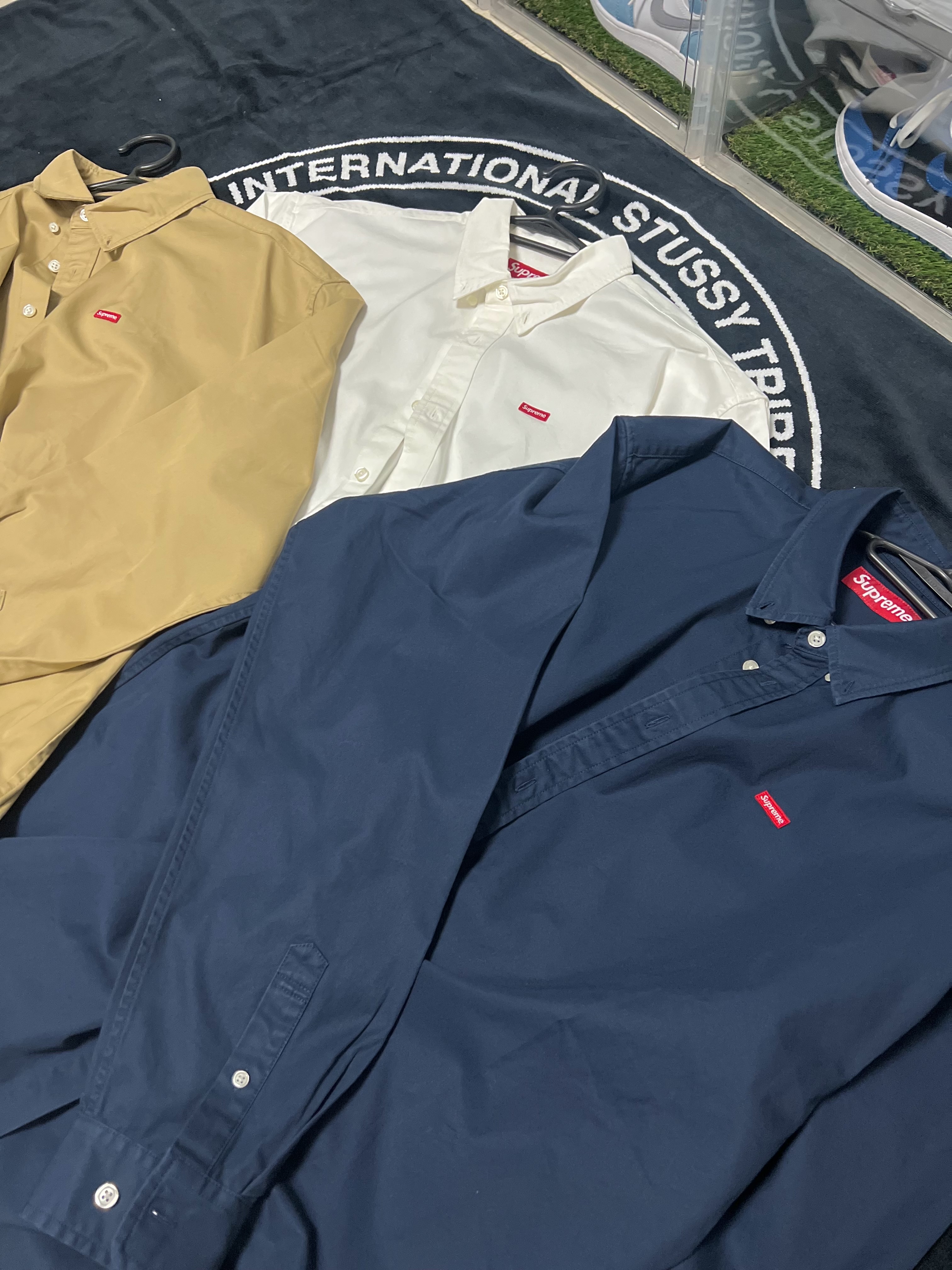 Supreme Small Box Shirt Tan - 23FW, Supreme Small Box Shirt White - 23FW 착용 스타일