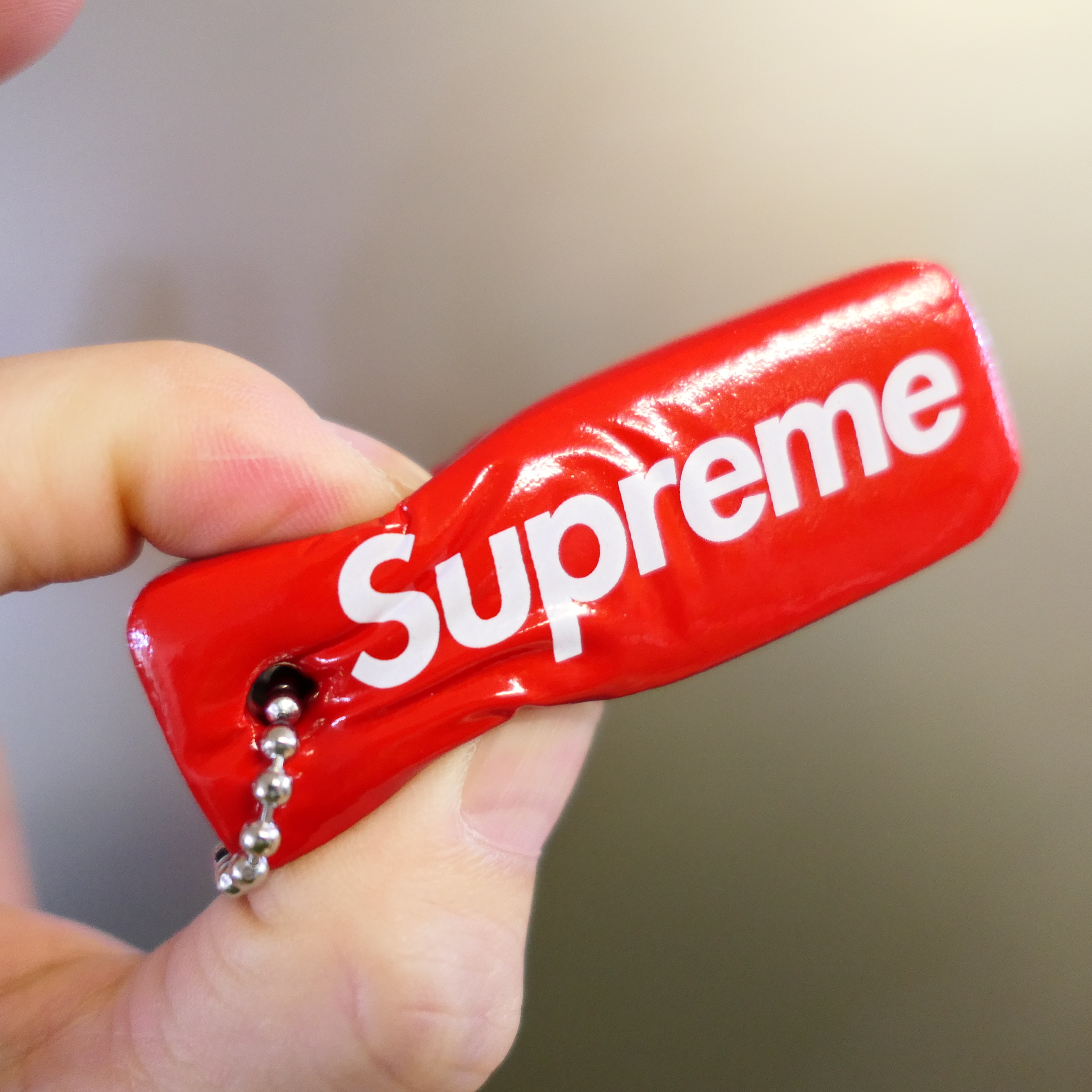 Supreme Floating Keychain Red - 23FW 착용 스타일 - 2