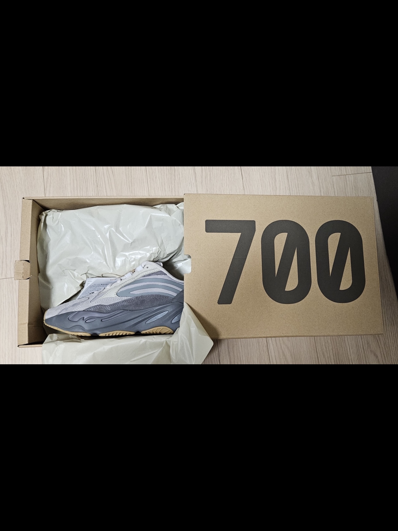 Adidas Yeezy Boost 700 V2 Tephra 2023 착용 스타일 - 3